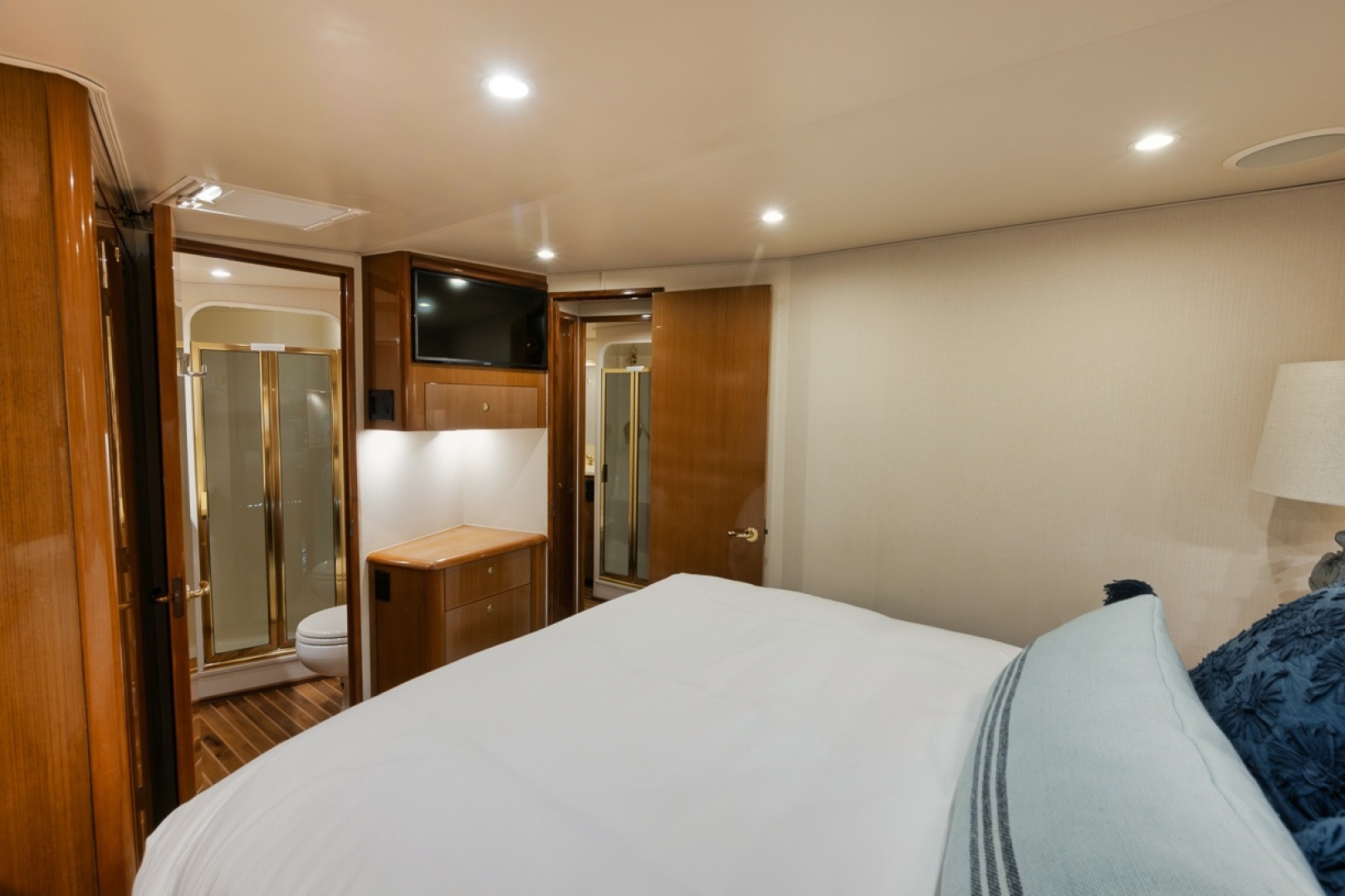 2003 Viking 52 Convertible - Image 14