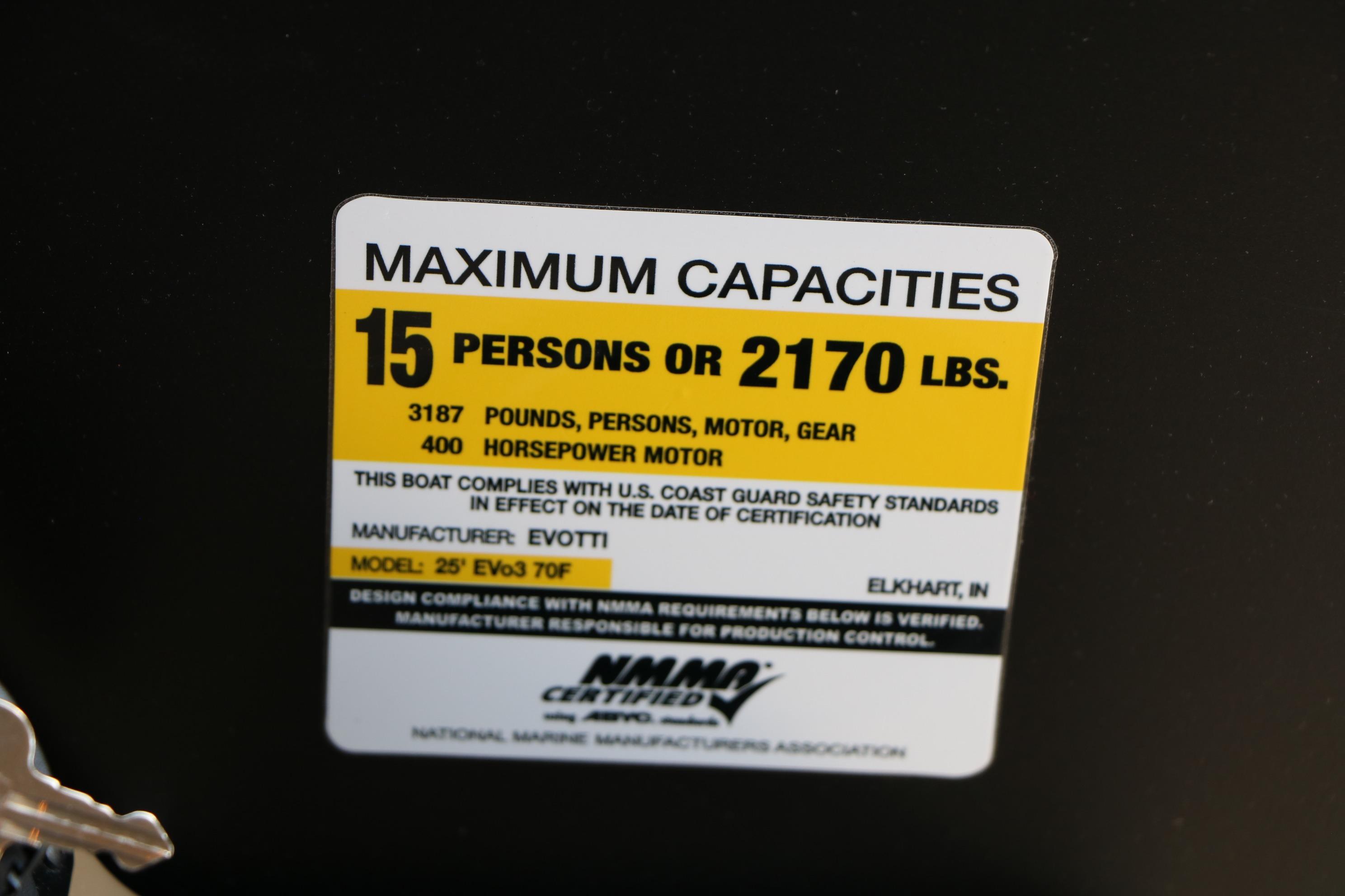 Evotti 725 CS Tri-Toon 2026 capacity label: 15 persons or 2170 lbs, 400 HP motor.