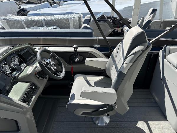 2025 Tahoe Pontoon 2585 LTZ Entertainer helm with modern steering and seating.