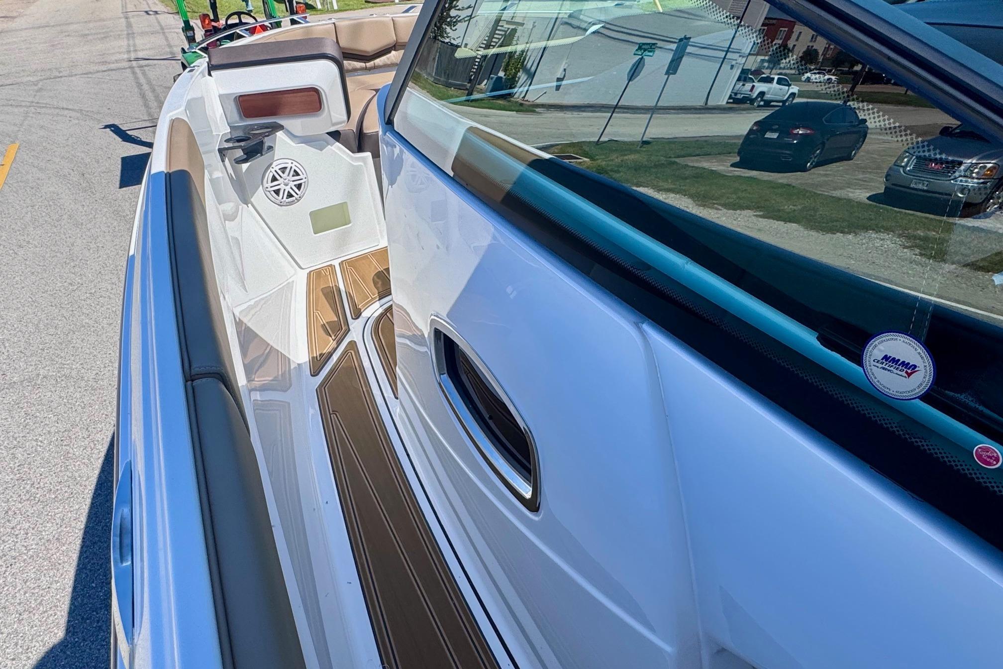 2026 Monterey Elite 27 OB boat interior with sleek design and modern features.