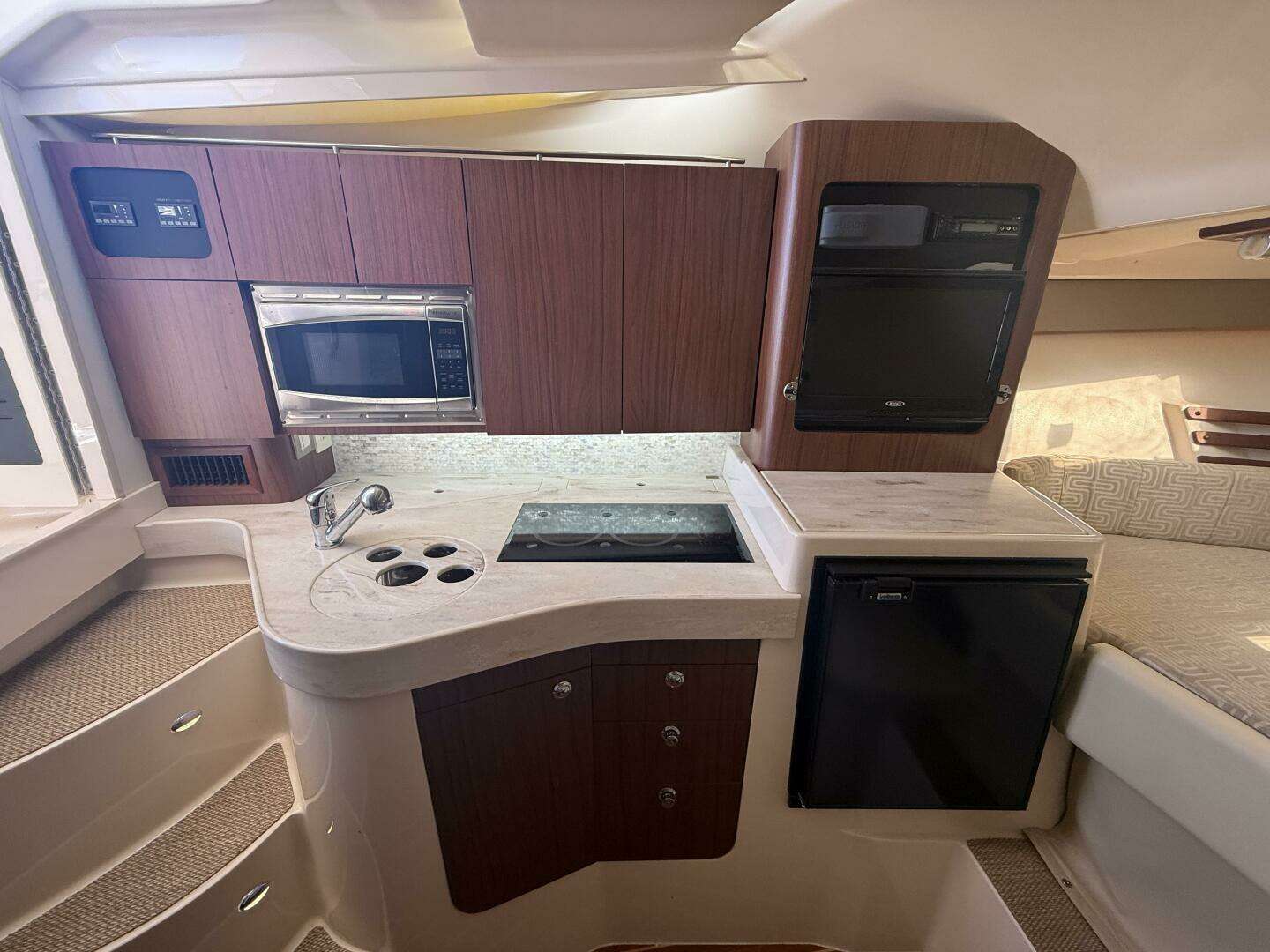 2016 Grady-White 330 Express - Image 17