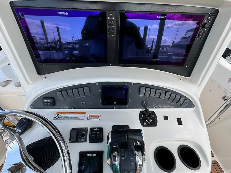 2006 Boston Whaler 32 Outrage Cuddy - 6