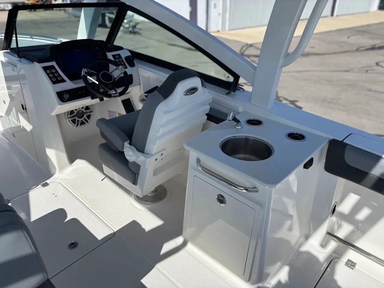 2025 Robalo R257 Dual Console - 9