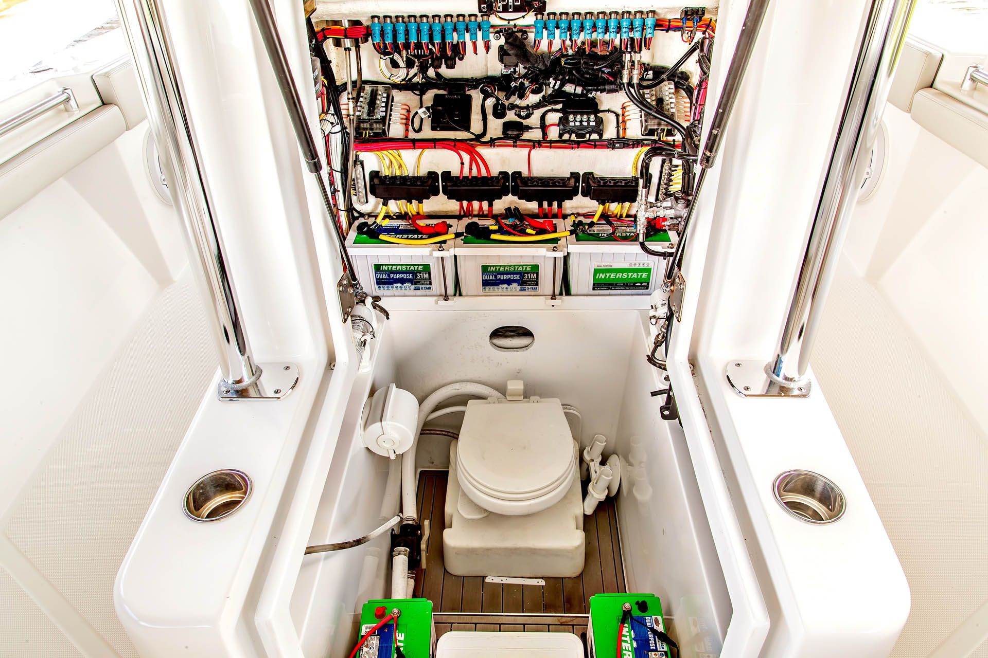 2023 Front Runner 33 Center Console - 14