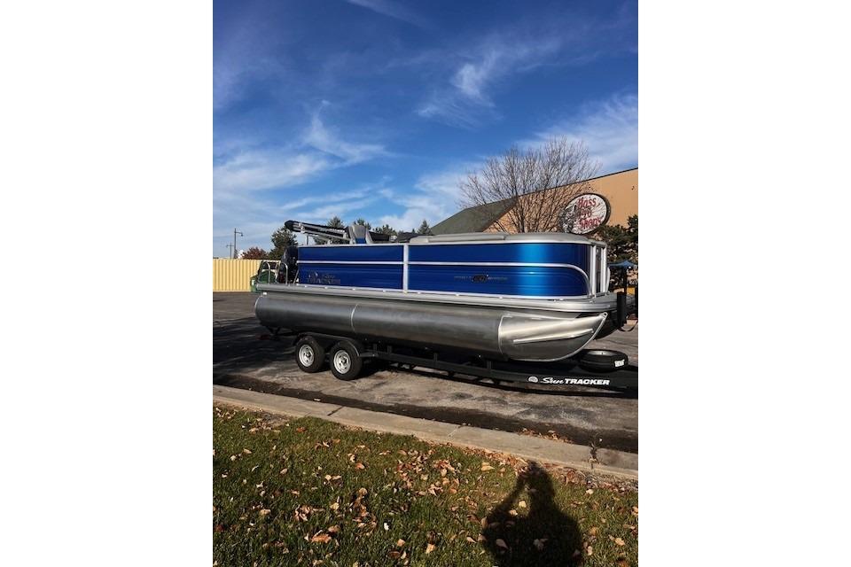 2026 Sun Tracker Party Barge 20 DLX