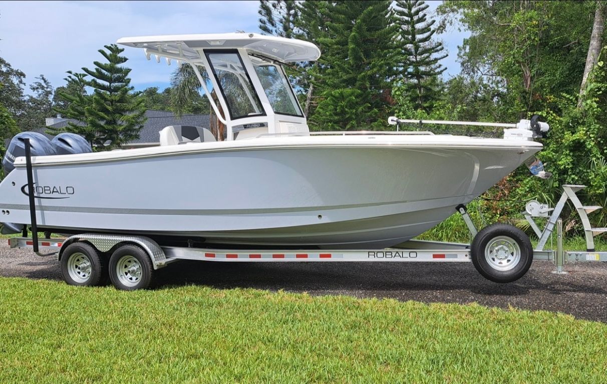 2023 Robalo R250 Center Console