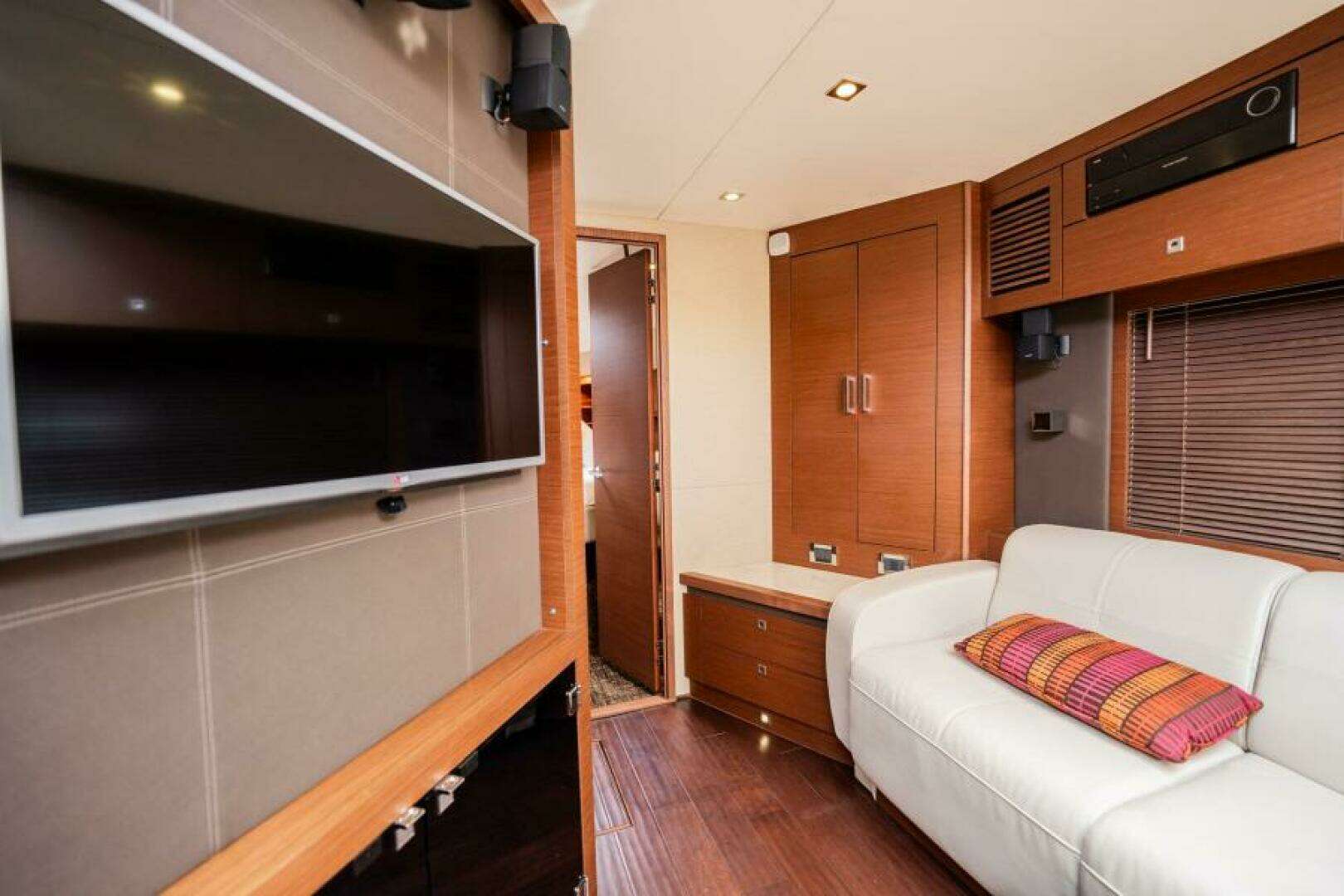 2015 Sea Ray 510 Sundancer - Image 27