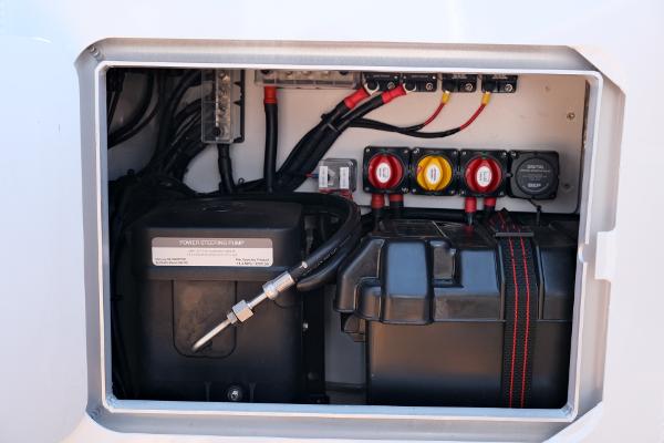 Makaira Gen3 800 2023 battery compartment with wiring and connectors.