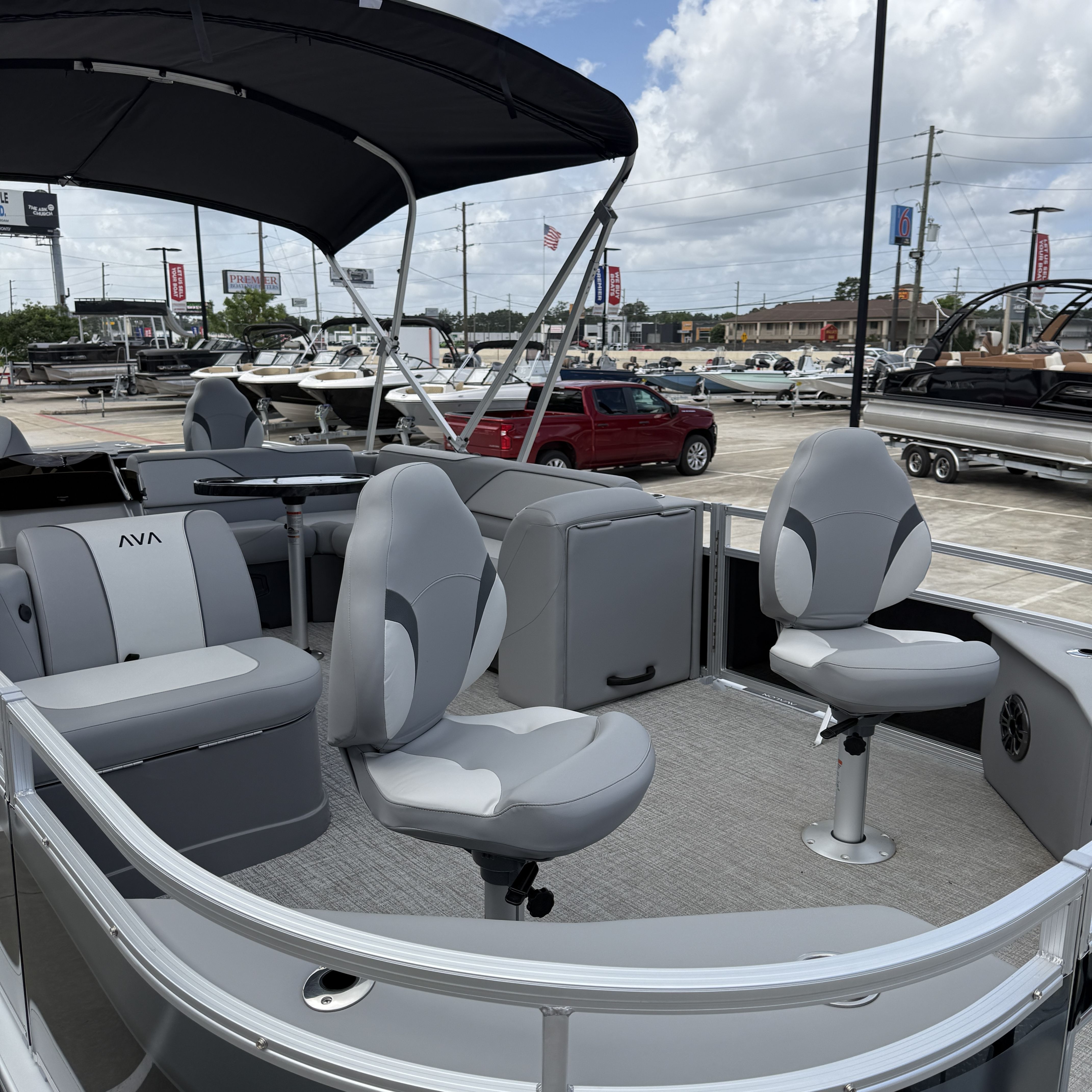 2026 Avalon Venture 85 Rear Fish - 21' - 9