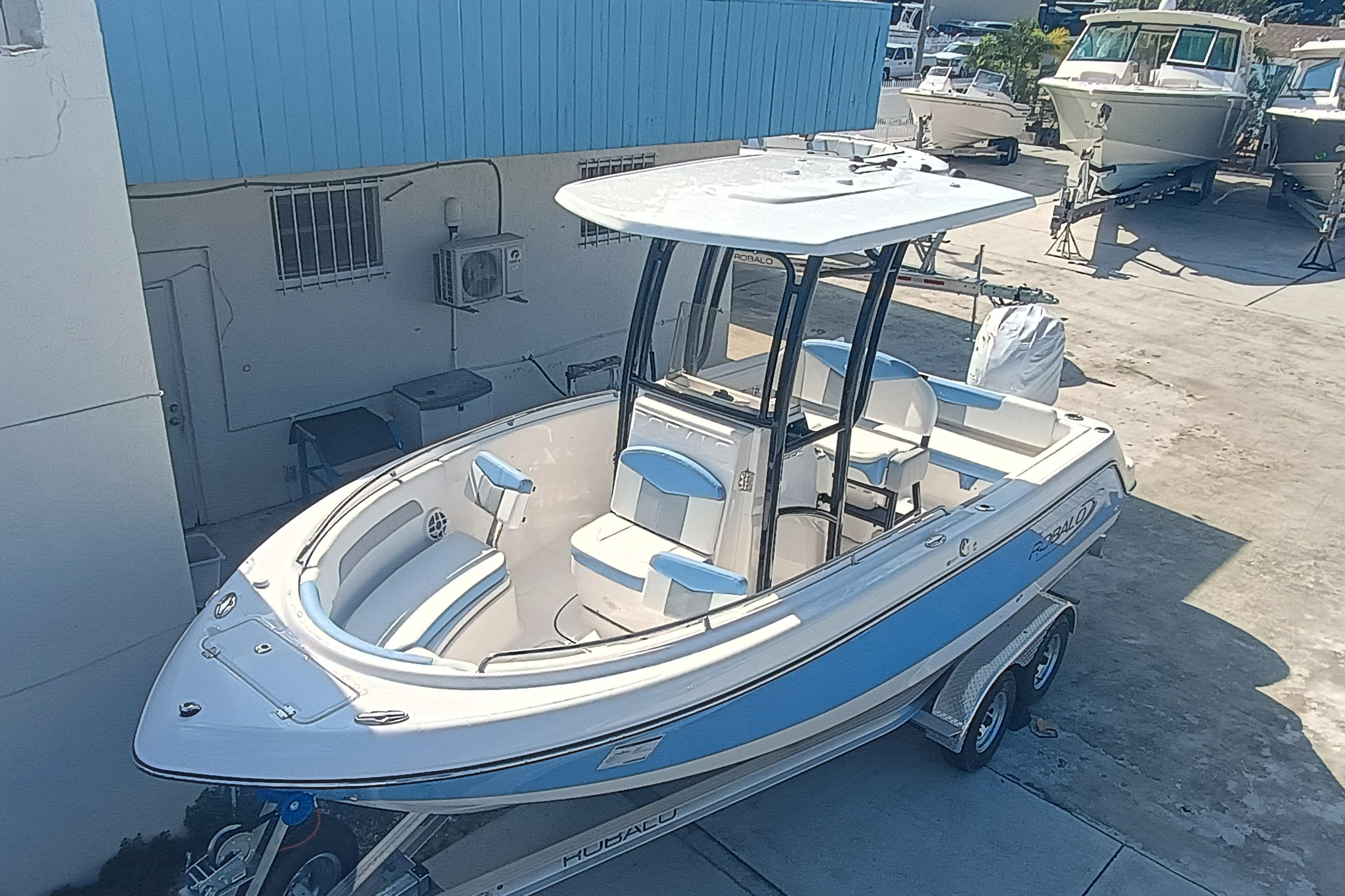 2026 Robalo R222 Explorer