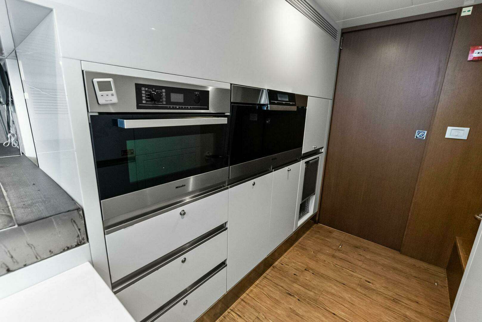 2014 Custom Line 100 - Image 52