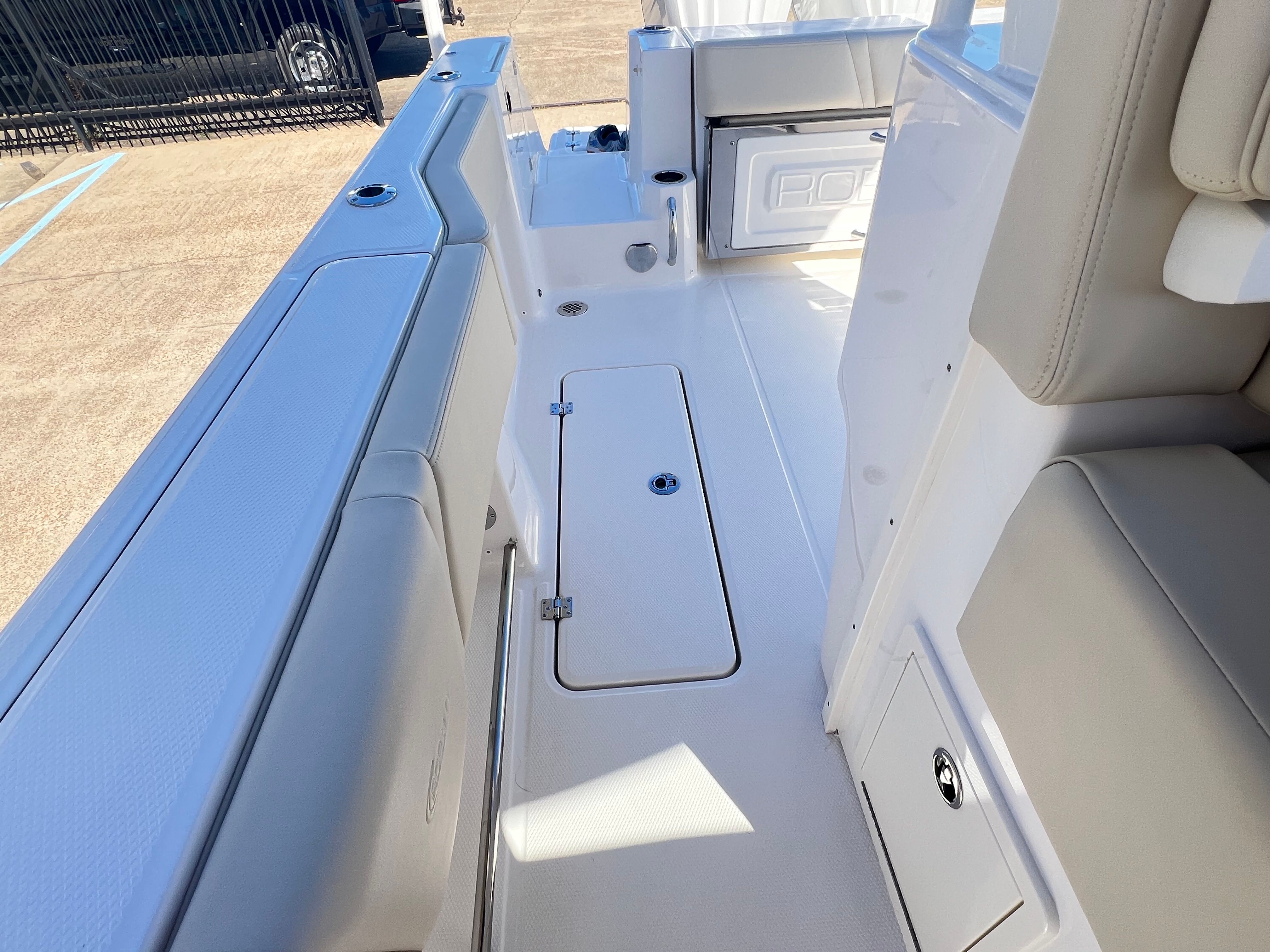 2026 Robalo R270 Center Console - 13