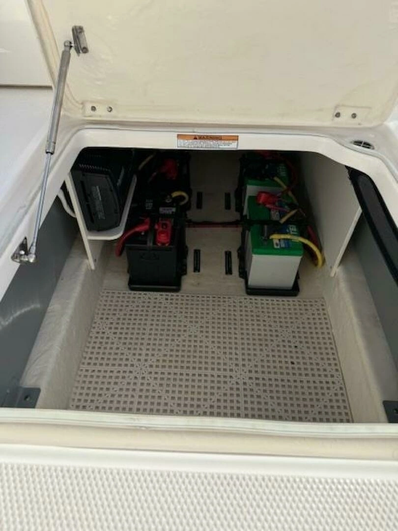 2021 Robalo R317 - Image 12