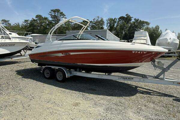 2014 Sea Ray 240 Sun Deck Outboard