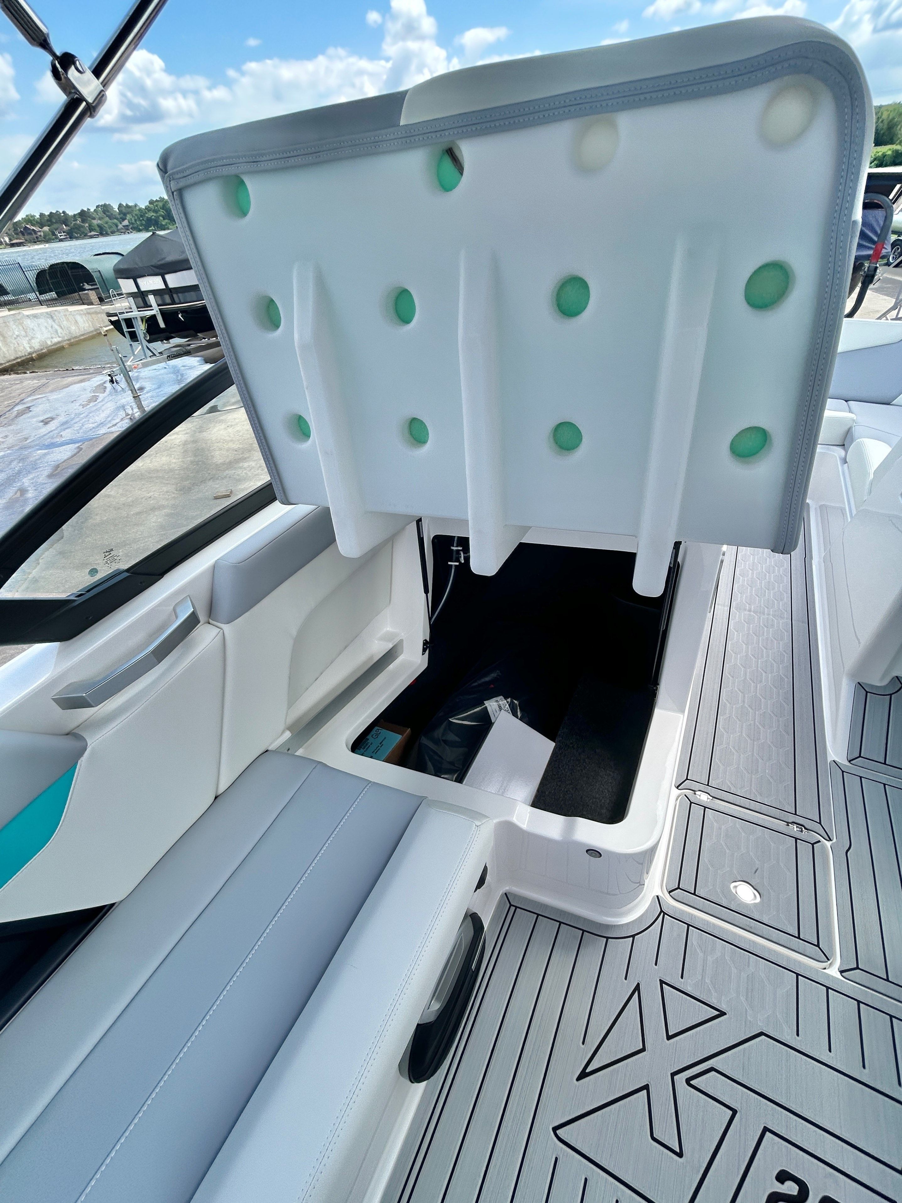 2026 MasterCraft XT22 - 34