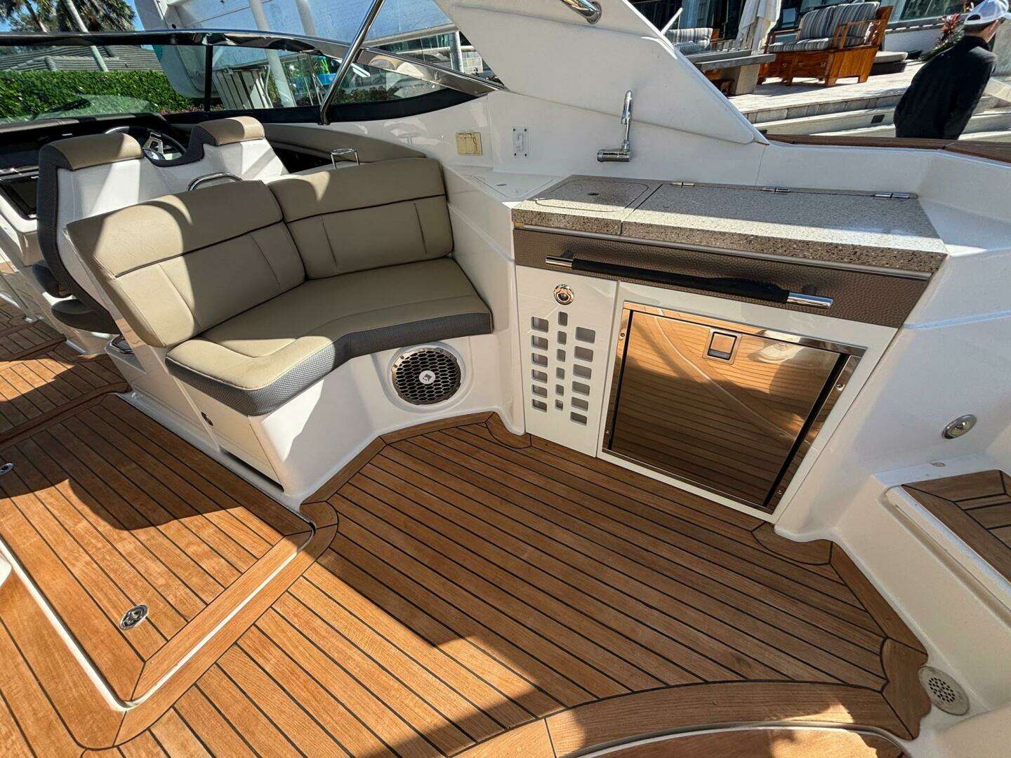 2016 Sea Ray 350 SLX - Image 8