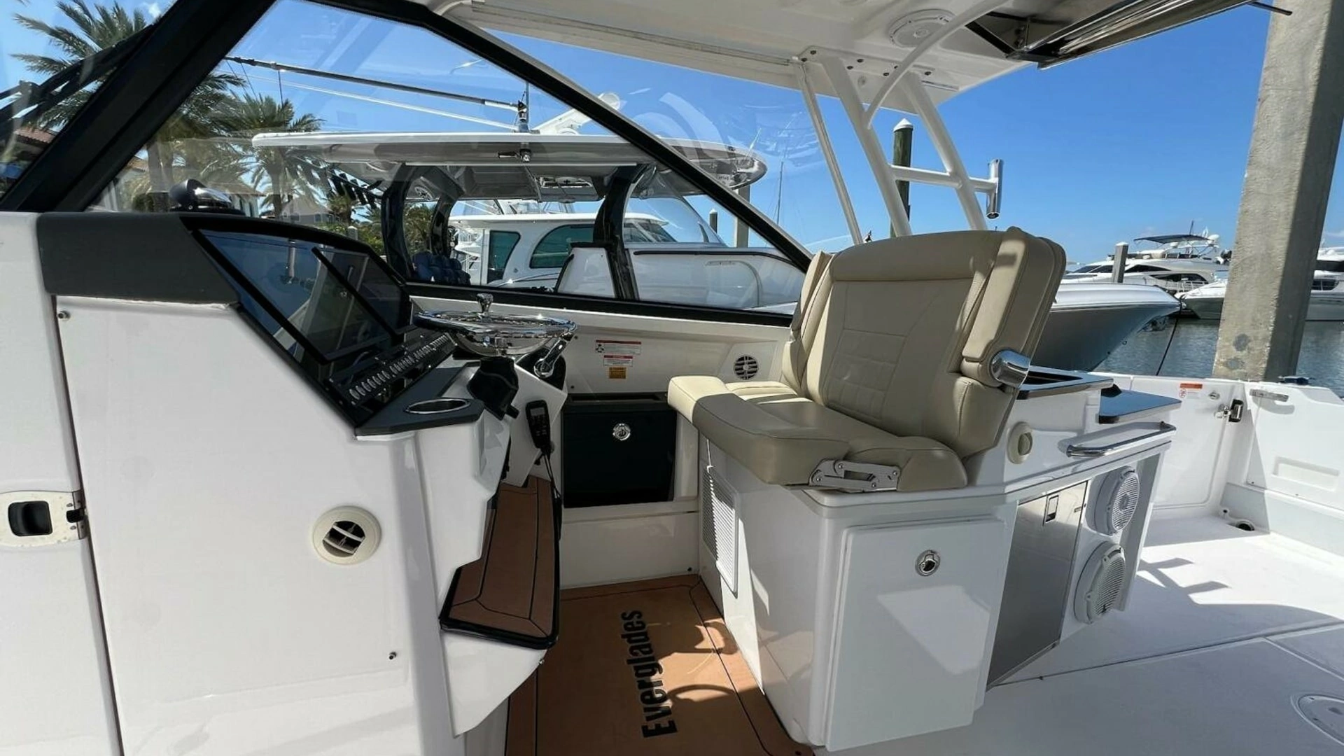 2019 Everglades 340 Dual Console - Image 8