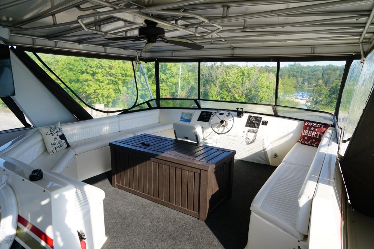 Luxurious 2000 Stardust Cruisers houseboat interior with spacious seating and scenic views.