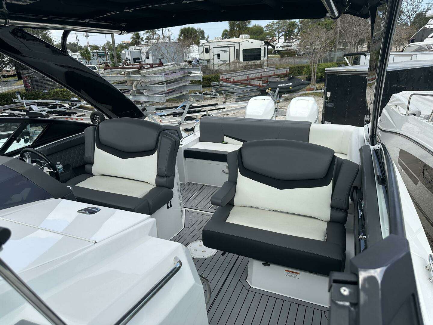 2019 Cruisers Yachts 338 Outboard - Image 9
