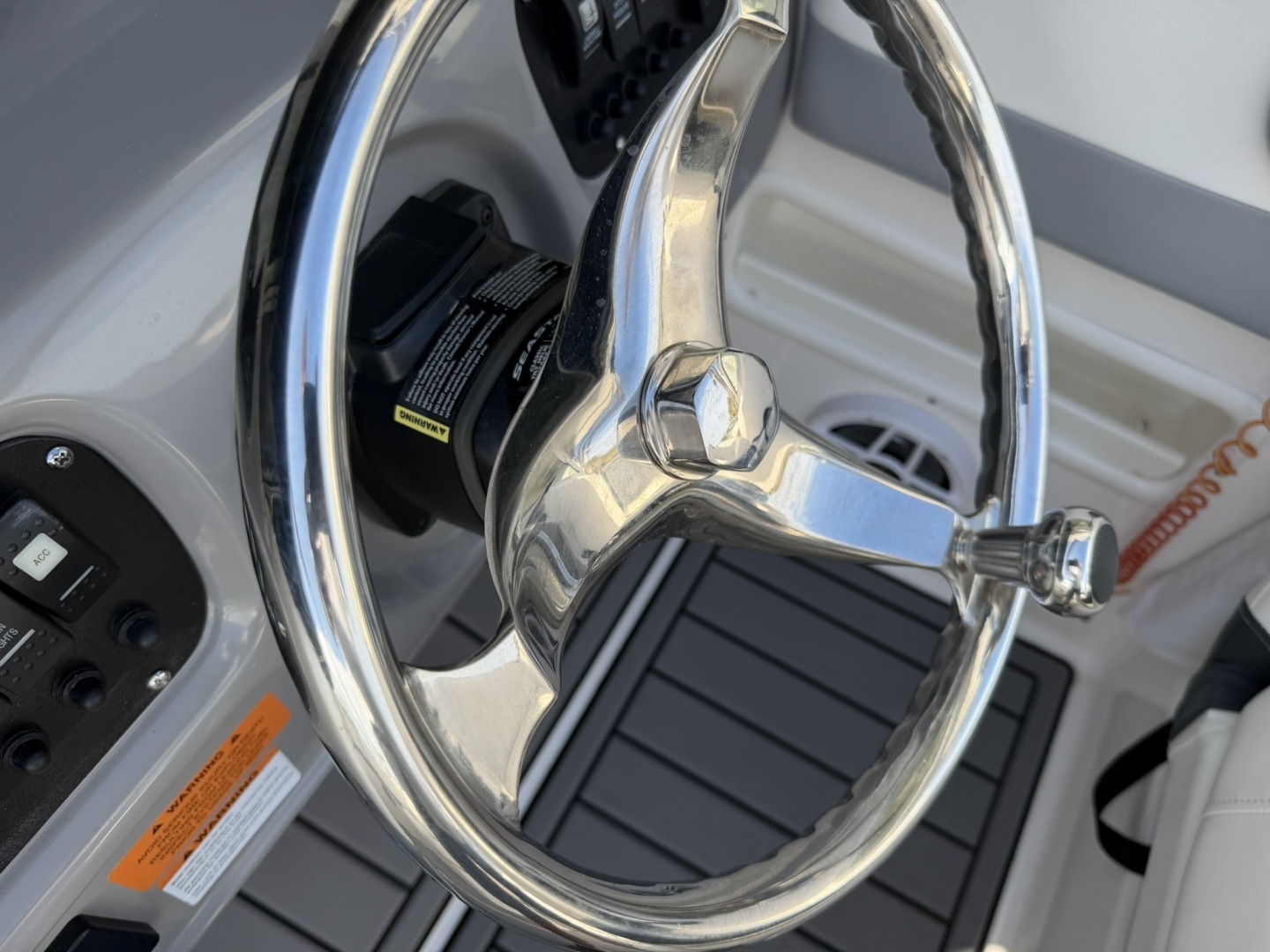 2023 Robalo R227 - Image 14