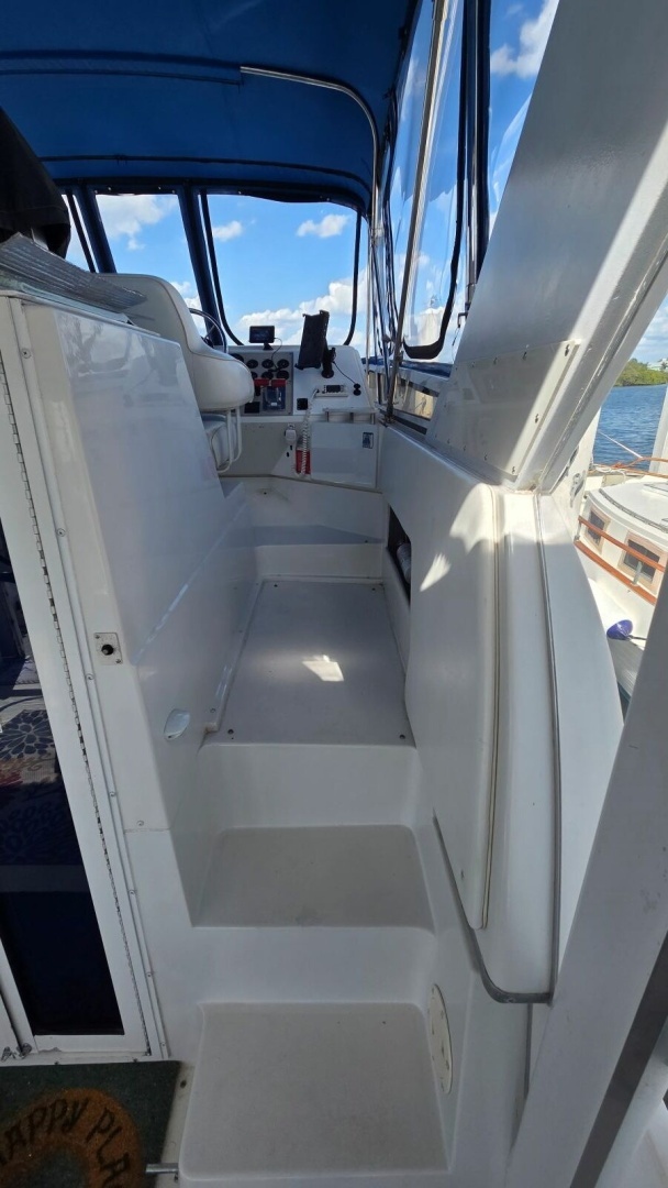 1998 Carver 405 Aft Cabin Motor Yacht - Image 12