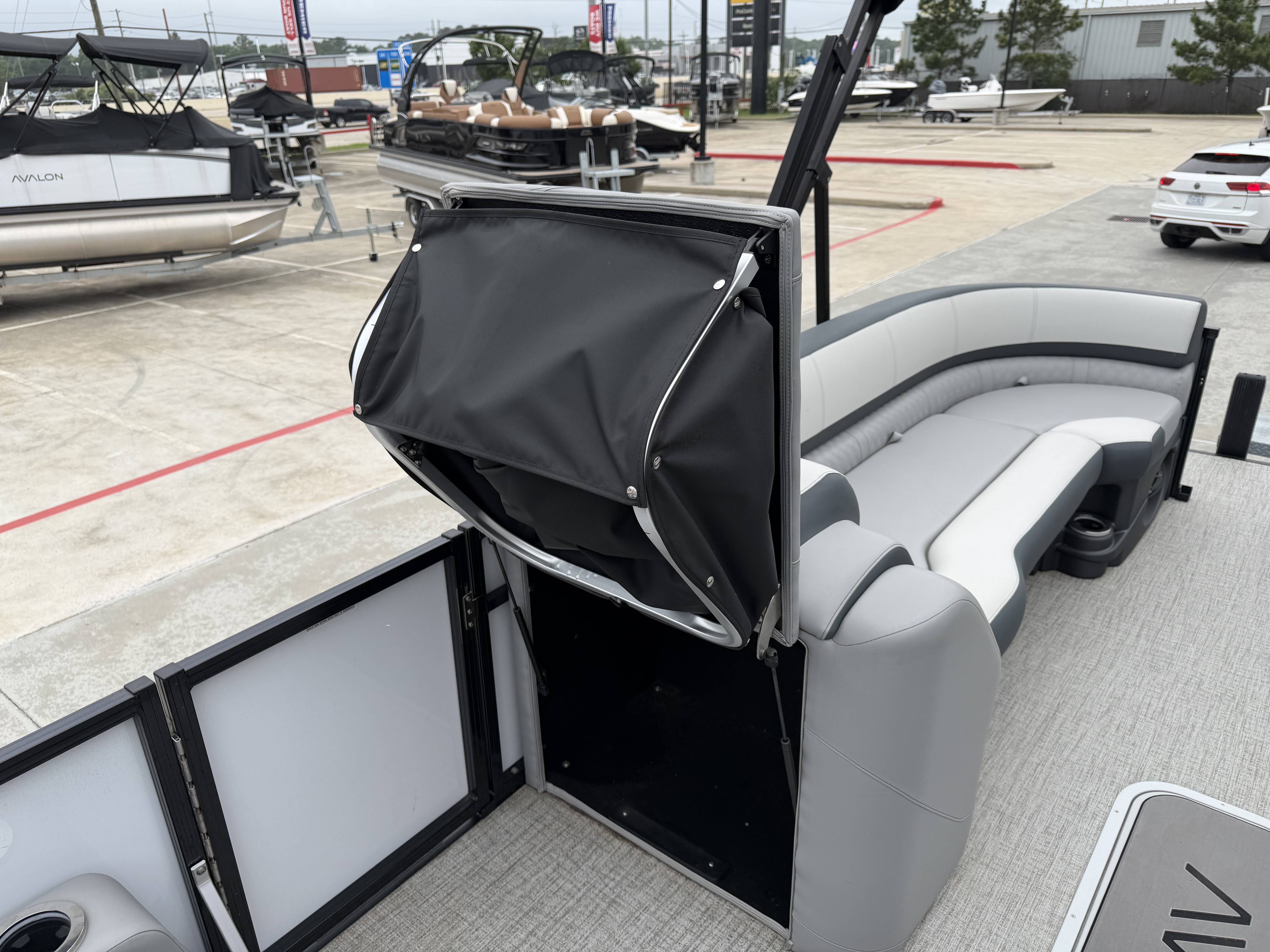 2025 Avalon LSZ Versatile Rear Bench - 25' - 22