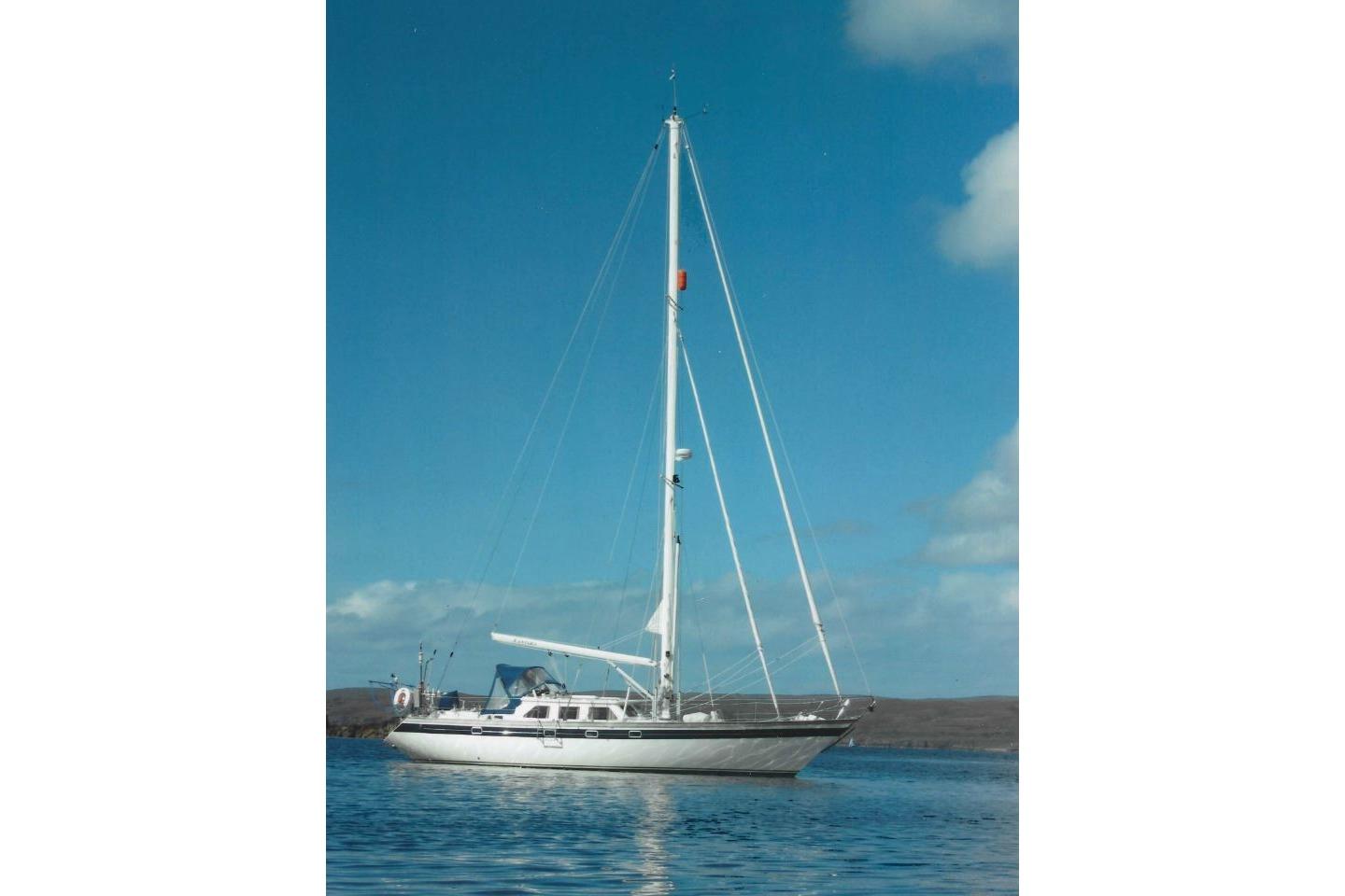 Sailing yacht Seastream 465 from 1998 on calm waters under a clear blue sky.