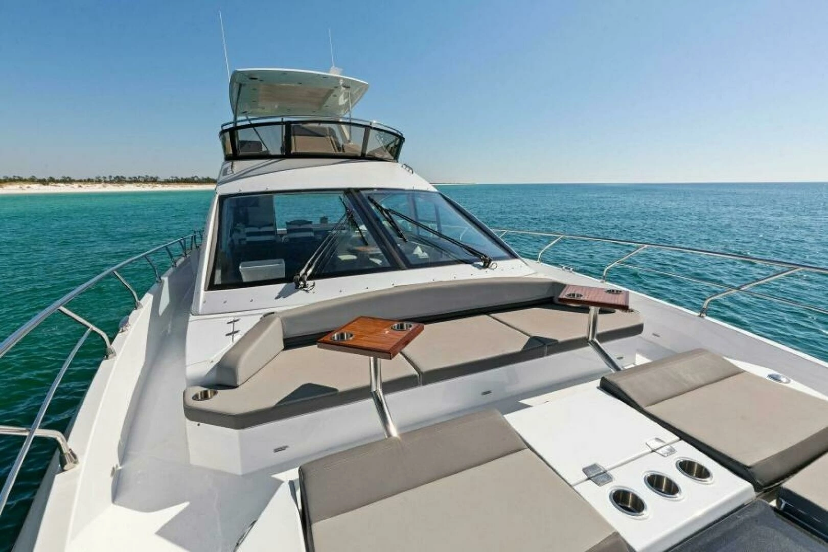 2023 Cruisers Yachts 60 Cantius Fly - Image 6