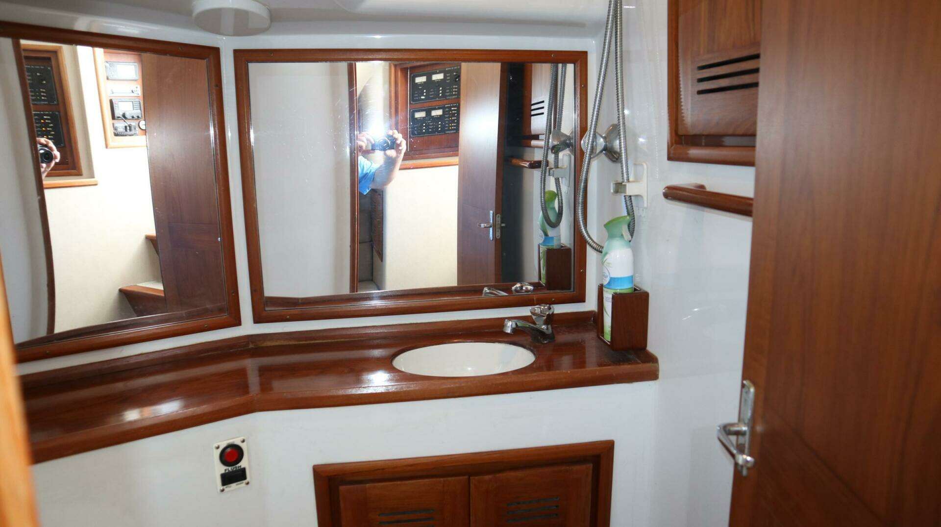 2002 Miller Marine 38 Open - Image 8