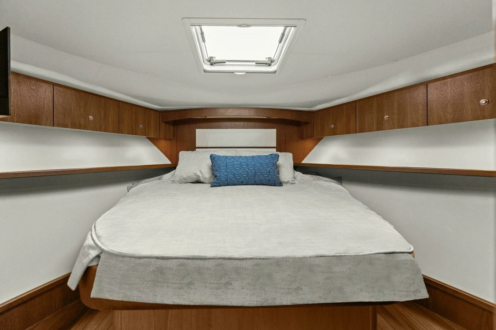 2013 Tiara Yachts 3900 Convertible - Image 3