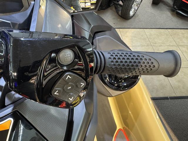 2025 Sea-Doo RXT-X 325 - 12