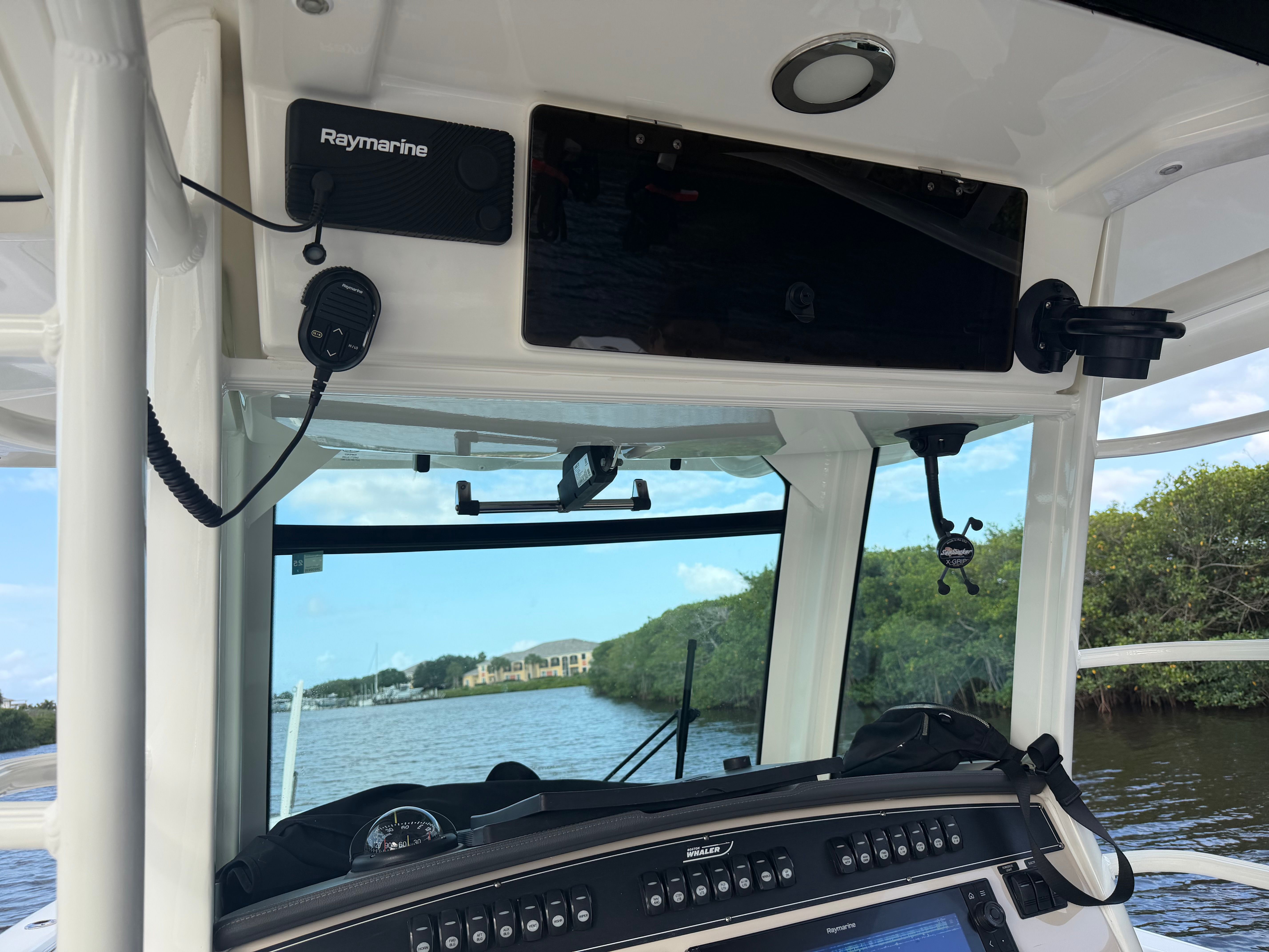 2021 Boston Whaler 330 Outrage - 37