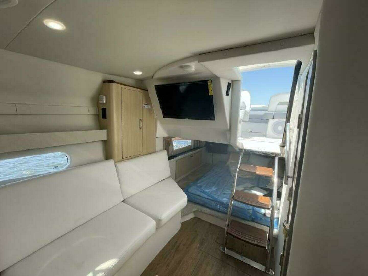 2026 Regal 33 XO - Image 16