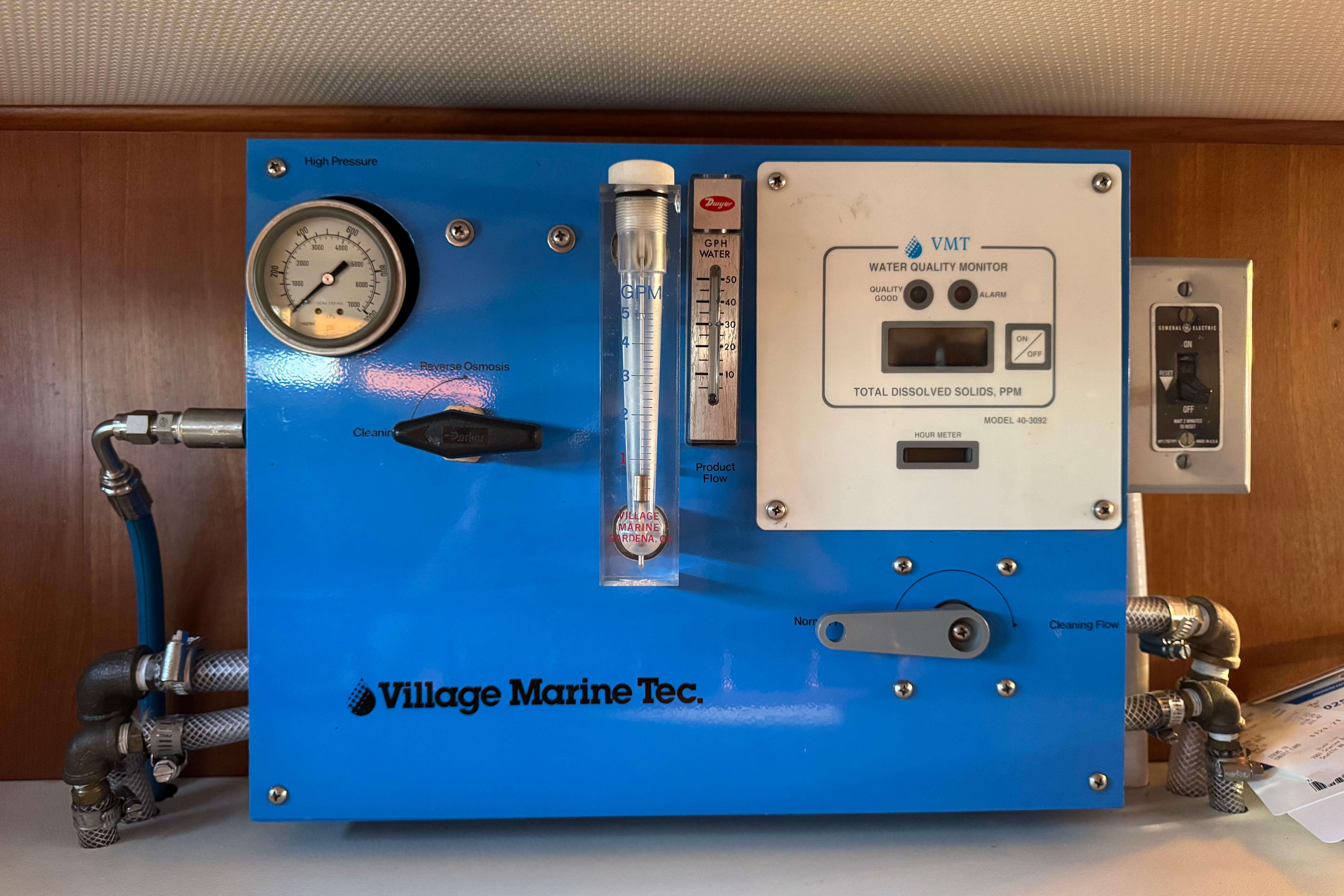 Blue Village Marine Tec water quality monitor on a President 37, 1987 model boat.
