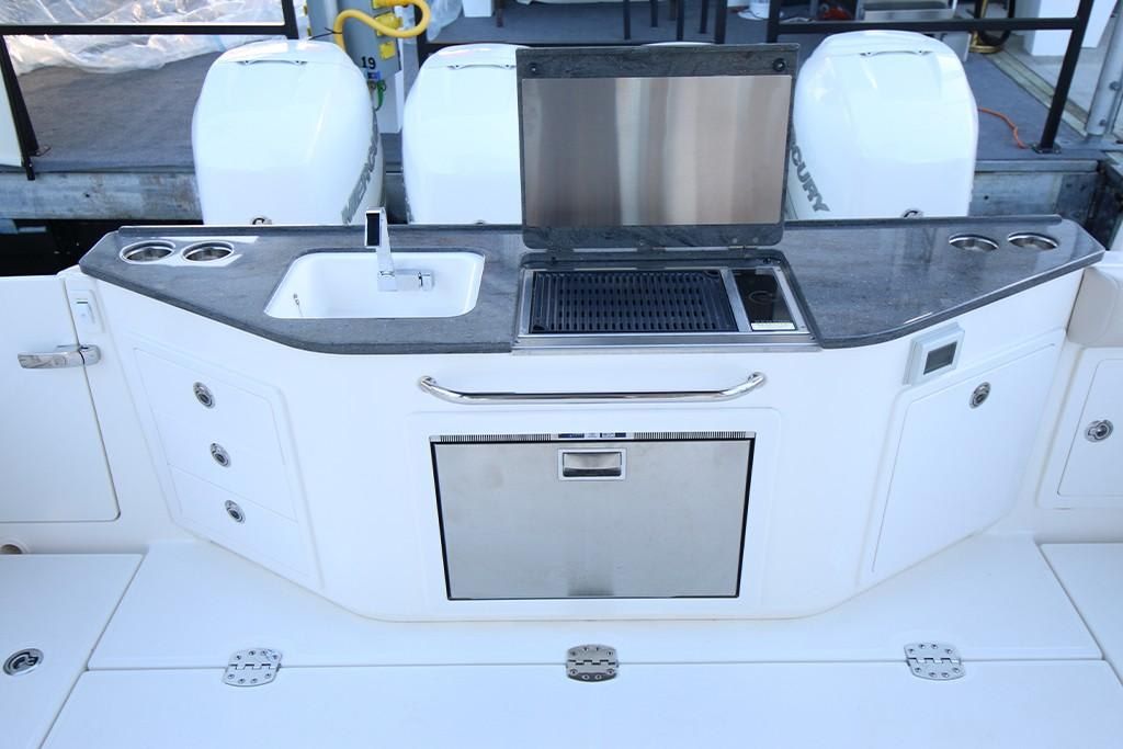 2023-Boston-Whaler-405-Conquest-MarineMax