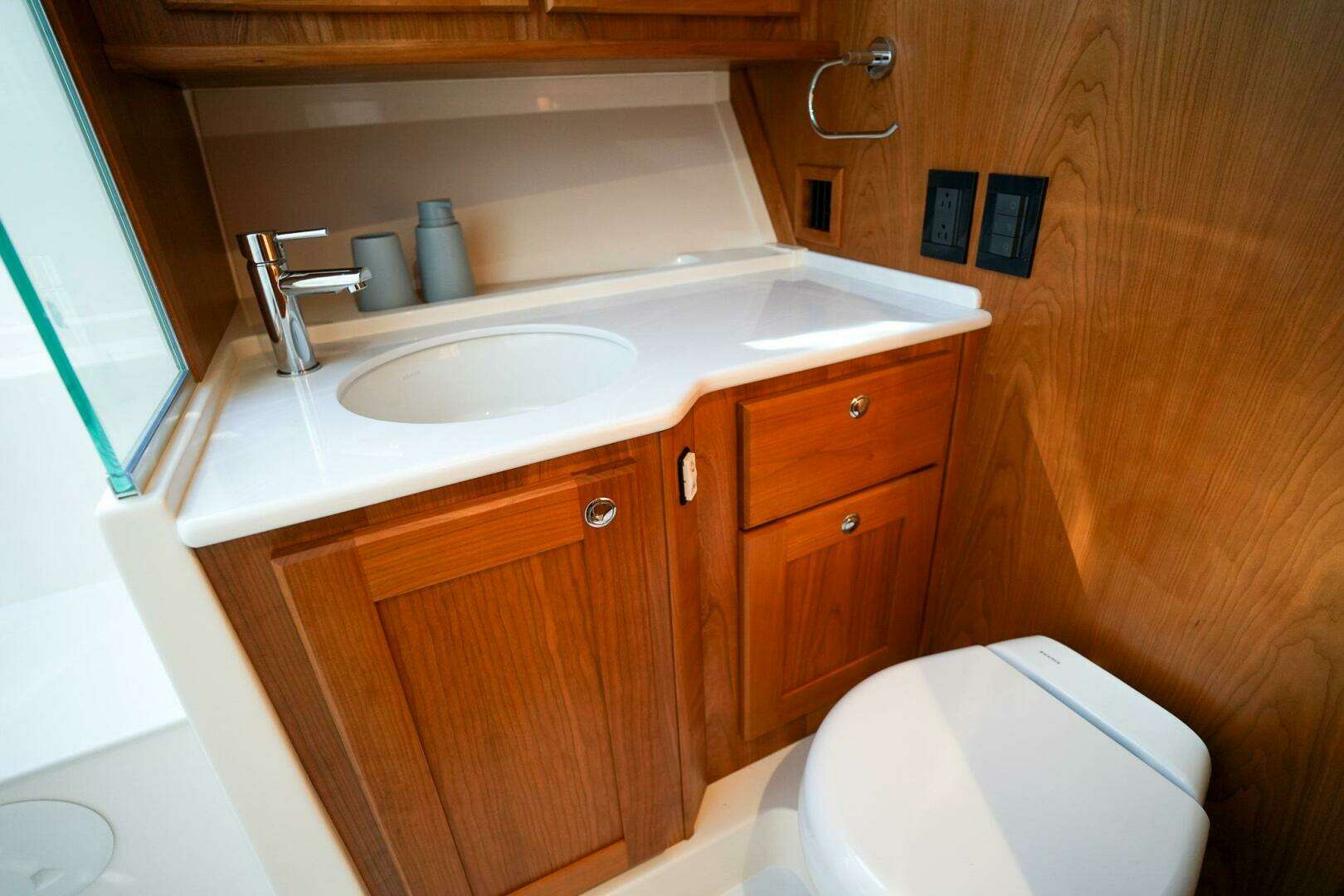 2027 Sabre 51 Salon Express - Image 32