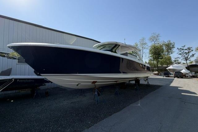 2022 Tiara Yachts 43 LS