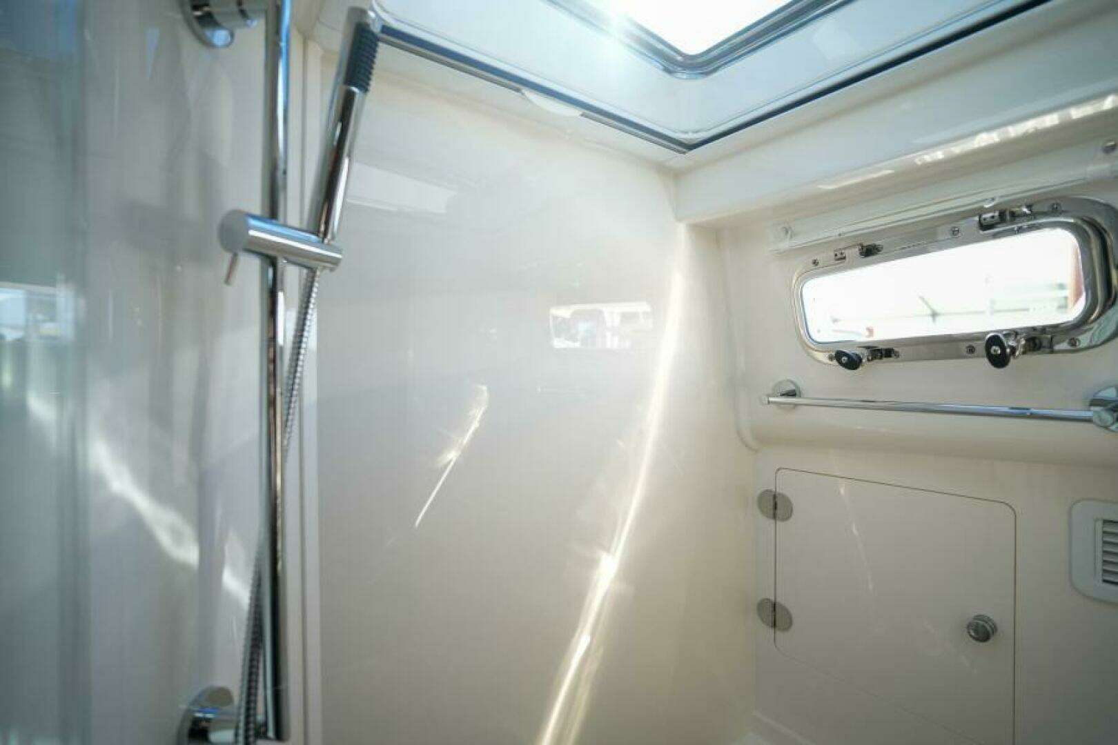 2027 Sabre 51 Salon Express - Image 28