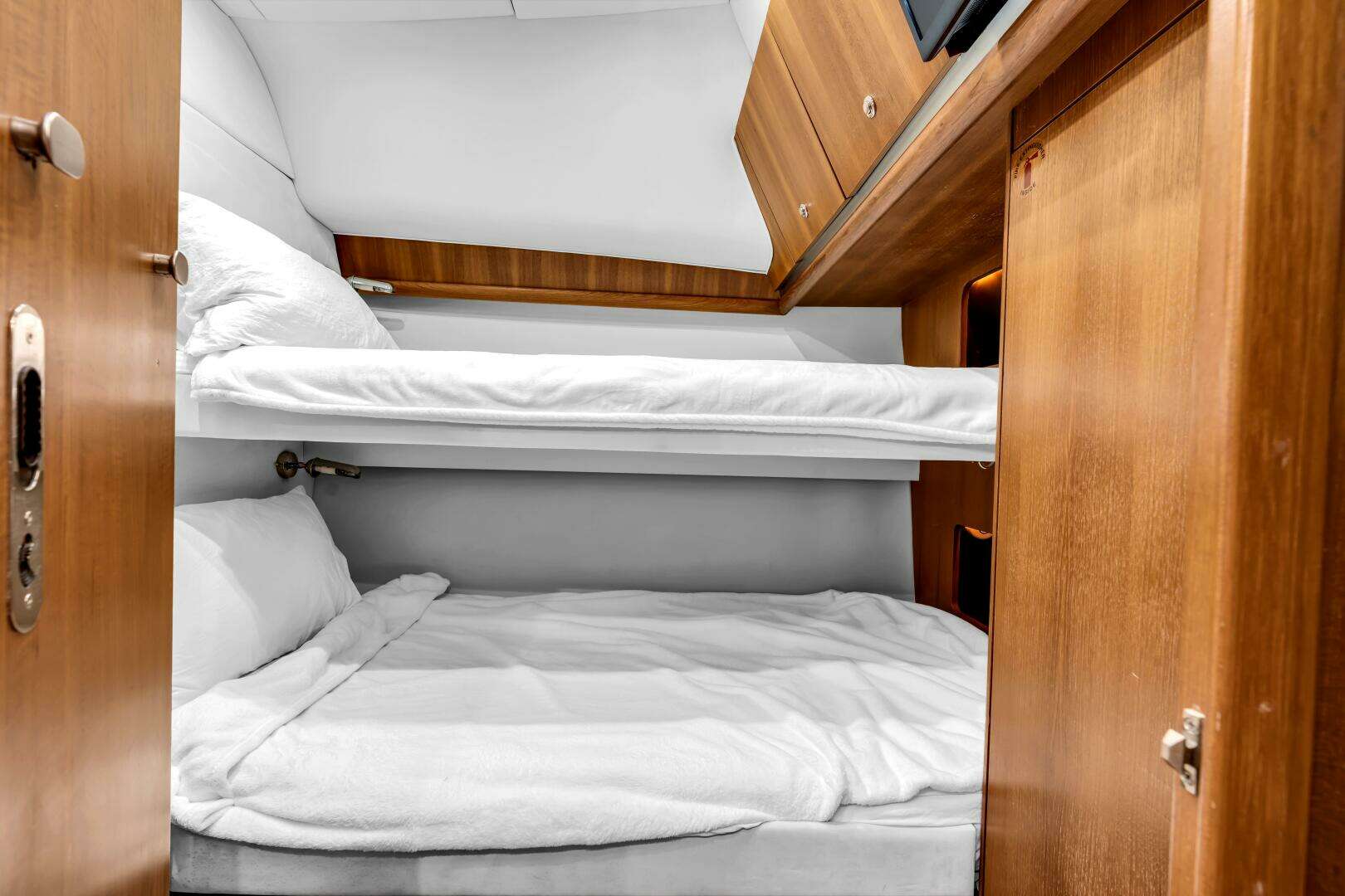 2006 Tiara Yachts 4200 Open - Image 32