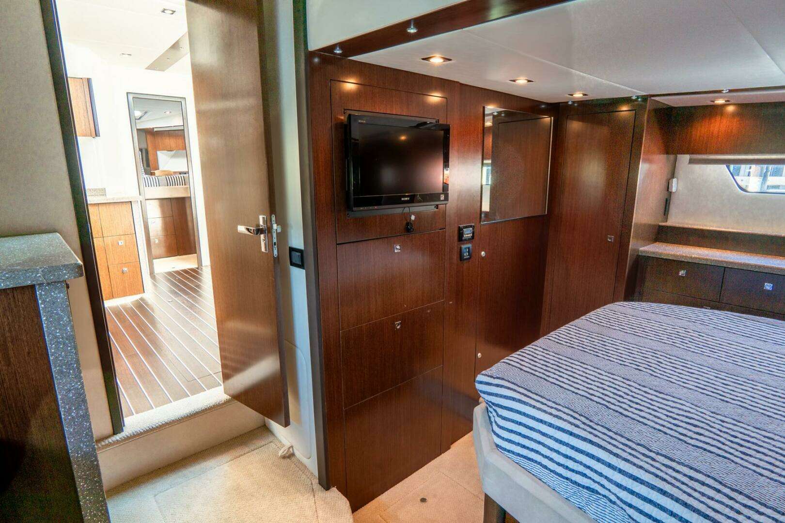 2013 Cruisers Yachts 48 Cantius - Image 30