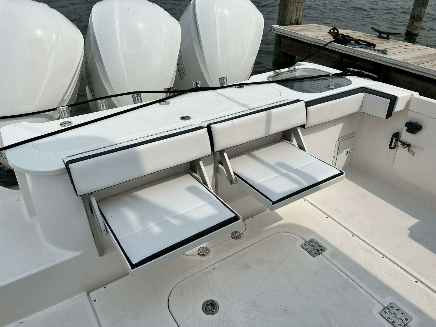 2012 Everglades 350 LX - Image 47