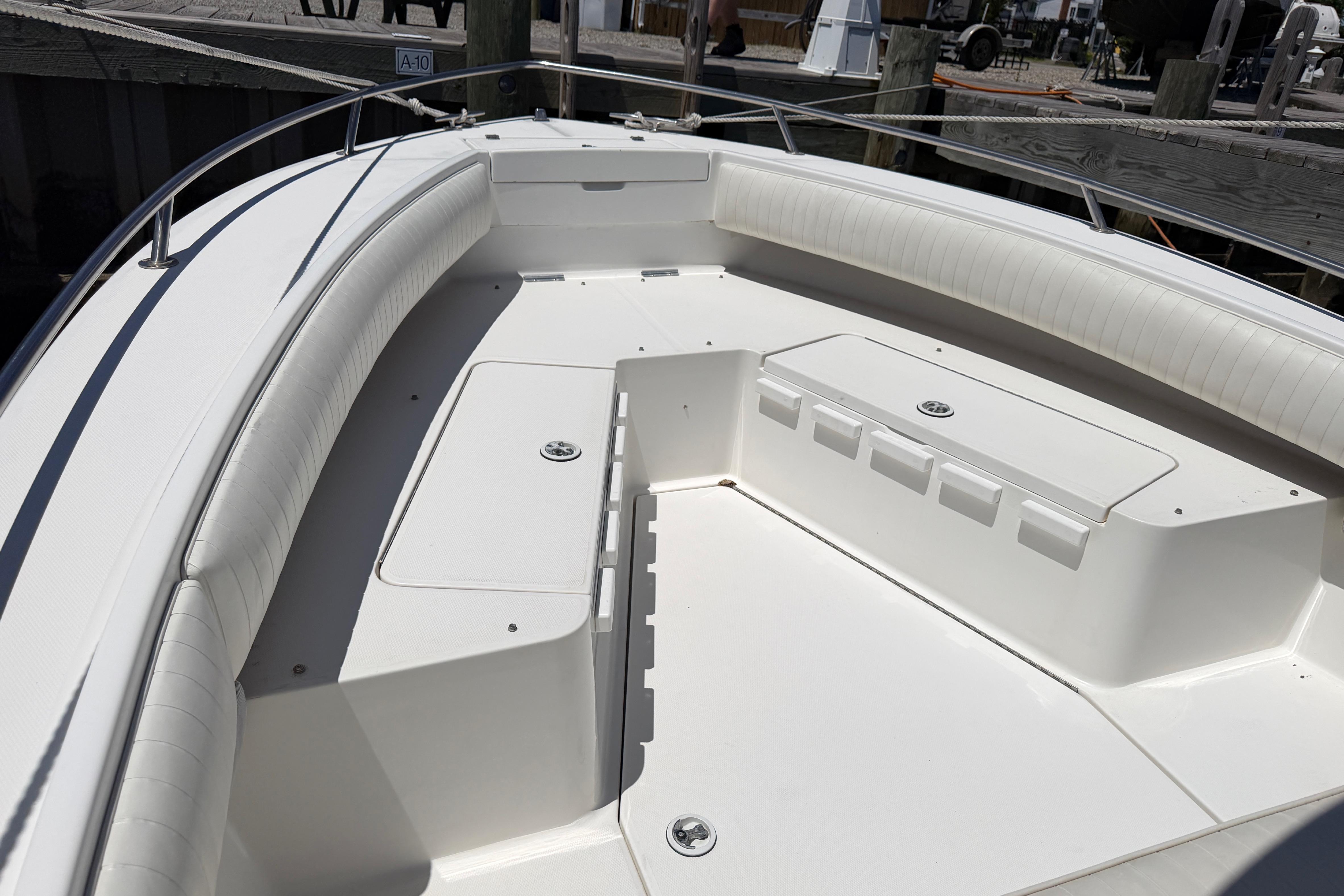 2004 Regulator 24 Forward Seating