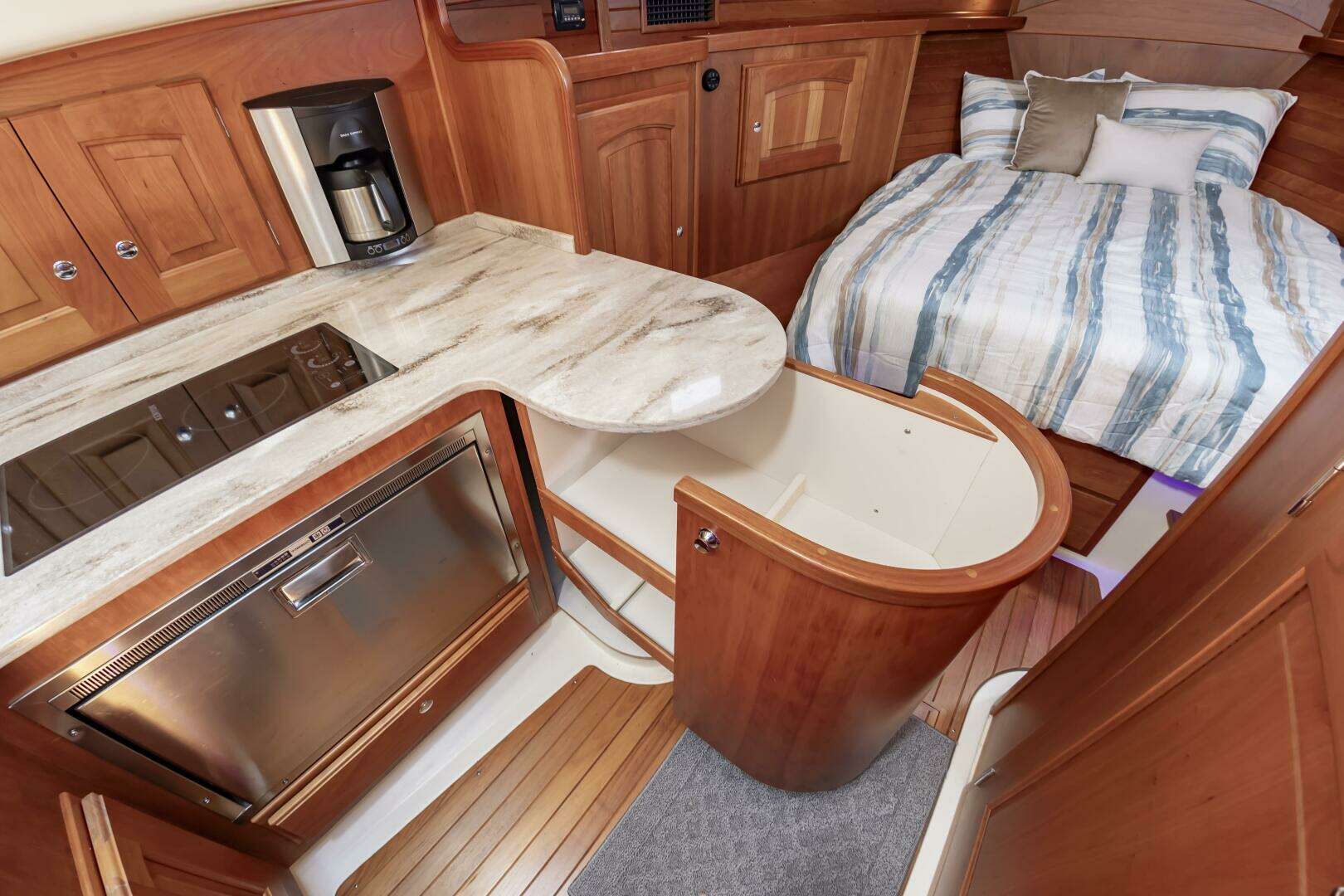 2018 Legacy 36 - Image 26