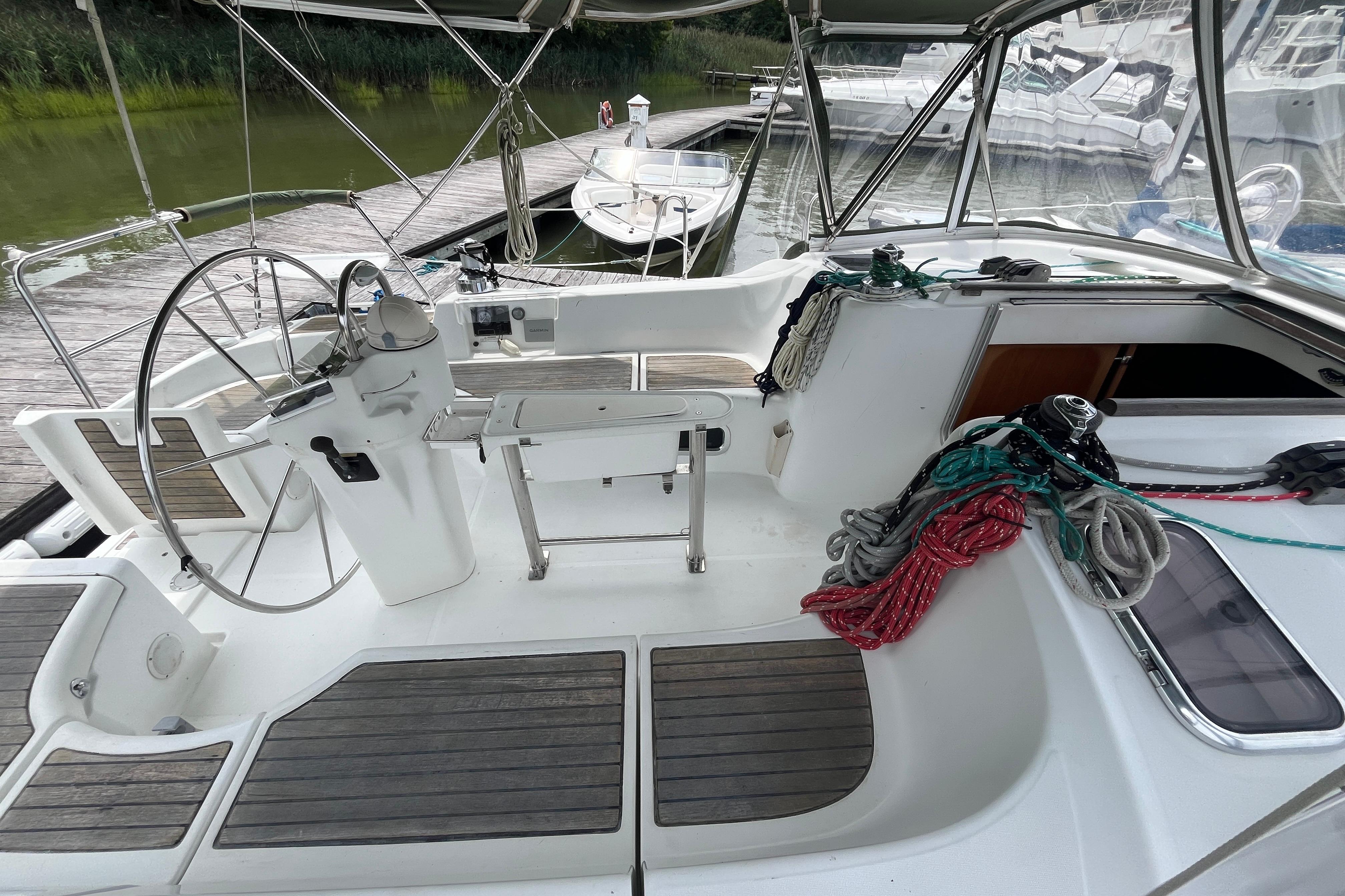 2005 Beneteau 423 Tommy Bahama LE sailboat cockpit with steering wheel and ropes.