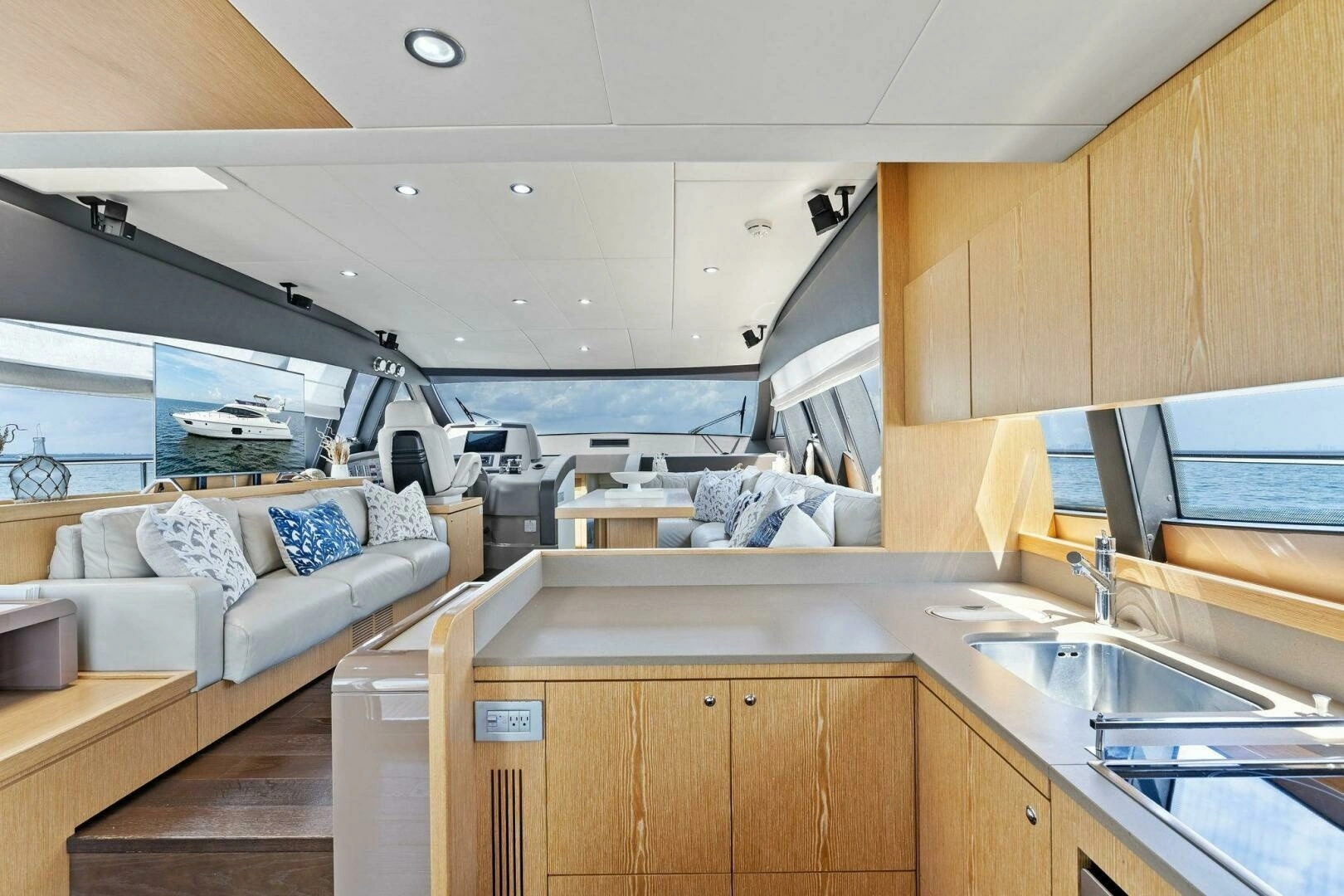 2013 Ferretti Yachts 620 - Image 12