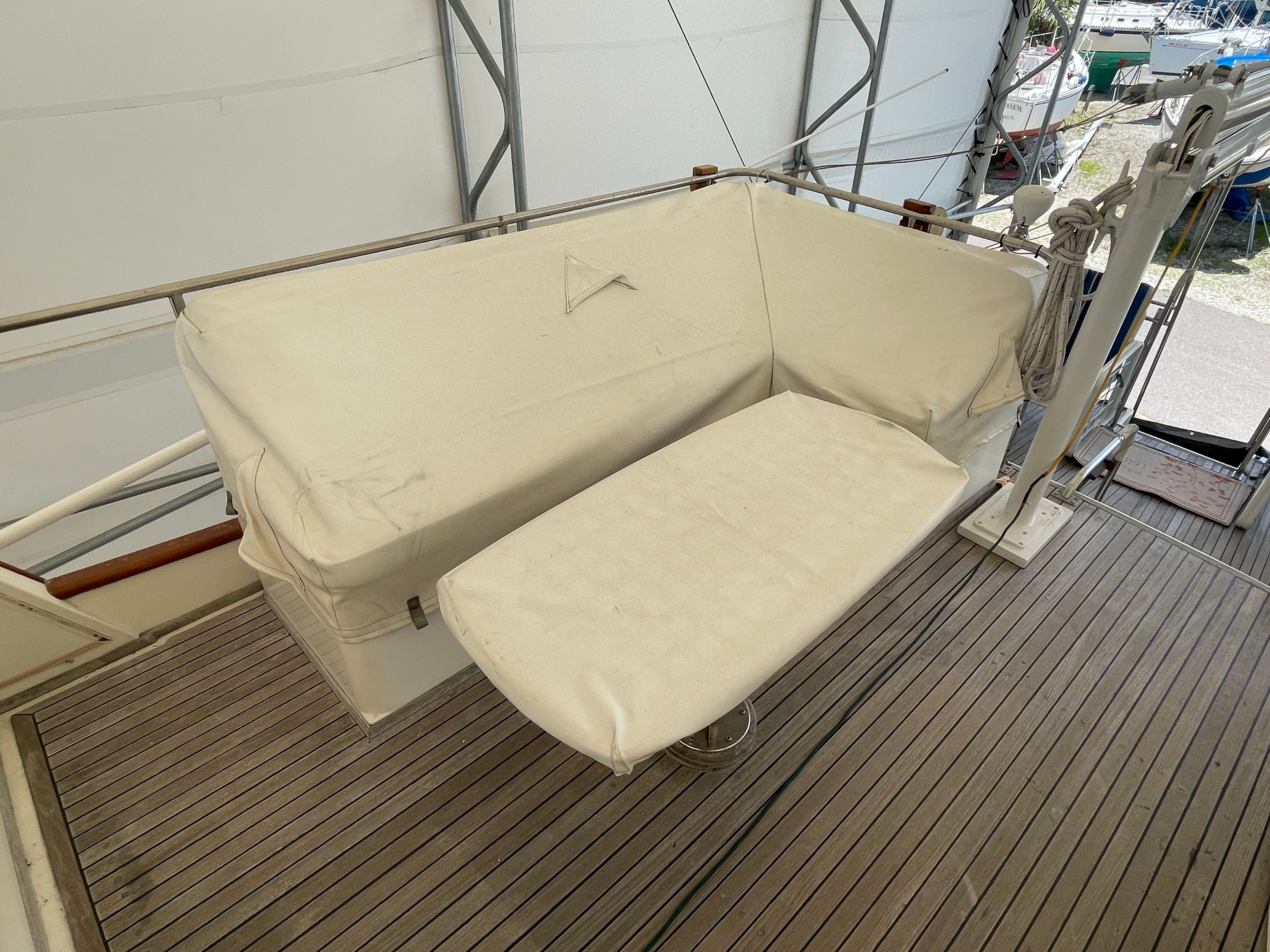 1985 Grand Banks 42 Motor Yacht - 9