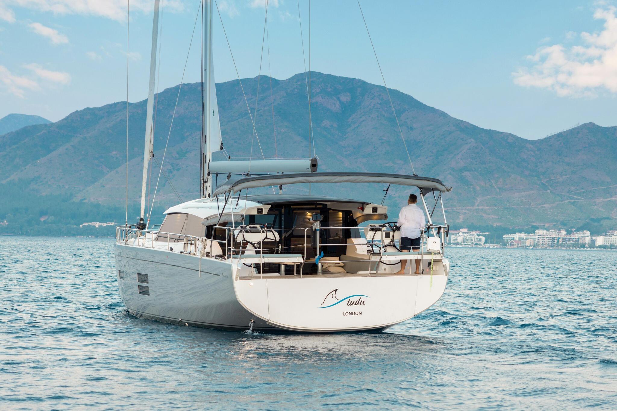 2026 Moody 48 Deck Salon
