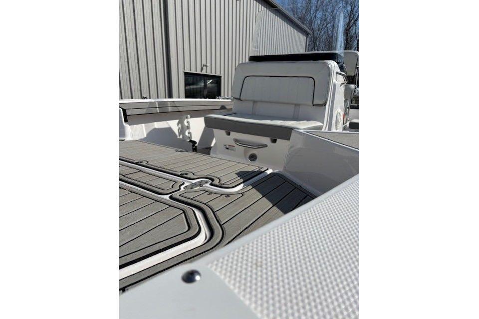 2022 Yamaha Boats 195 FSH Deluxe interior with sleek seating and flooring.