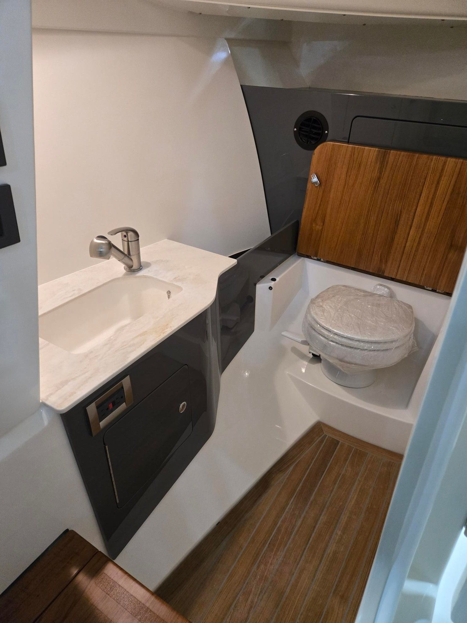 2026 Boston Whaler 330 Vantage - 25