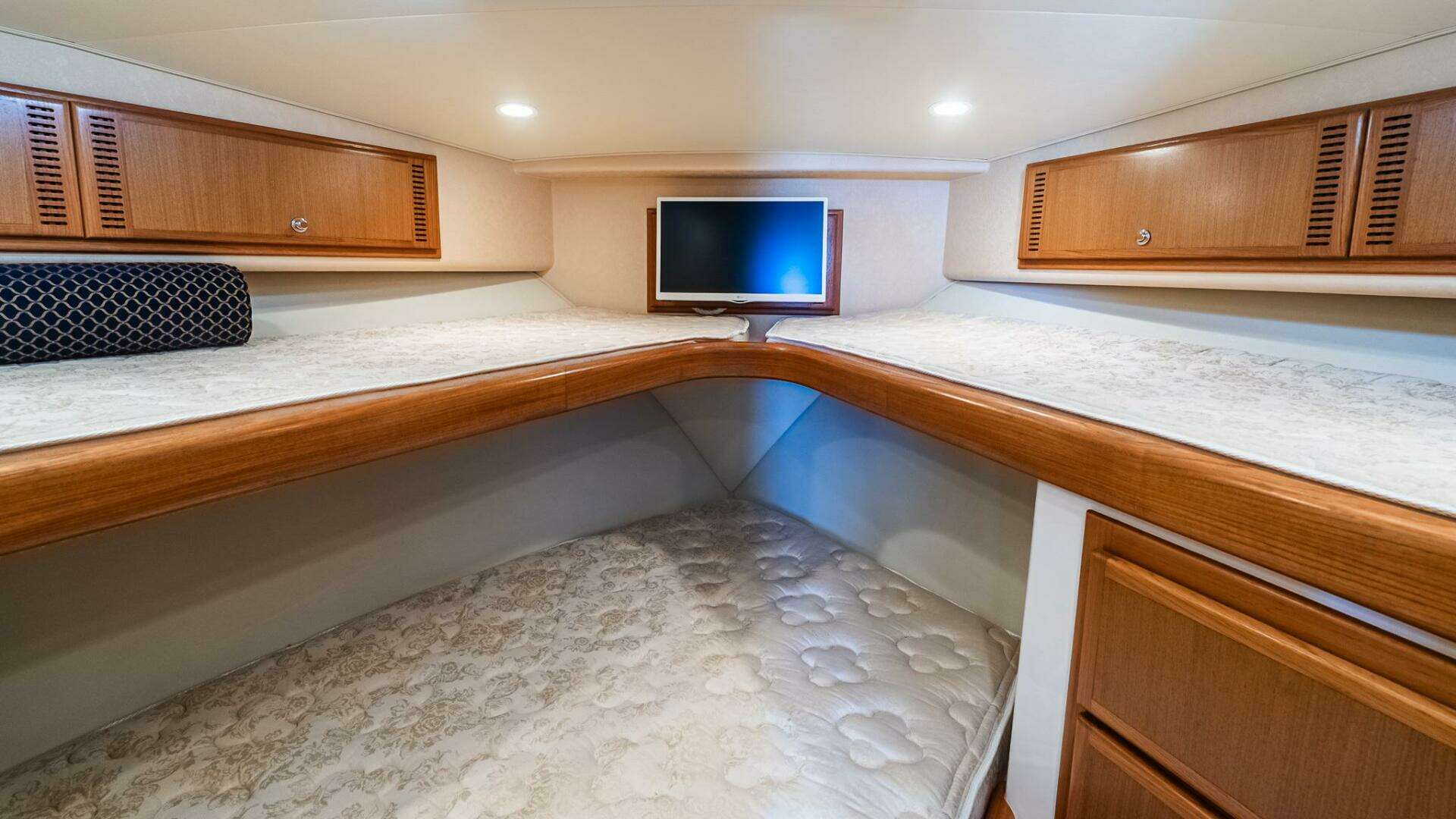 2008 Cabo 38 Express - Image 27